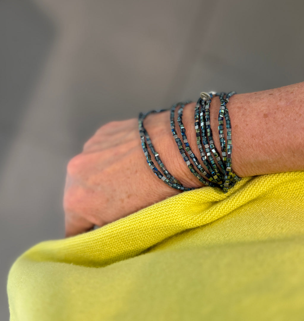 Hämatitwürfel in petrol und silber. Dazu eine Silberkugel