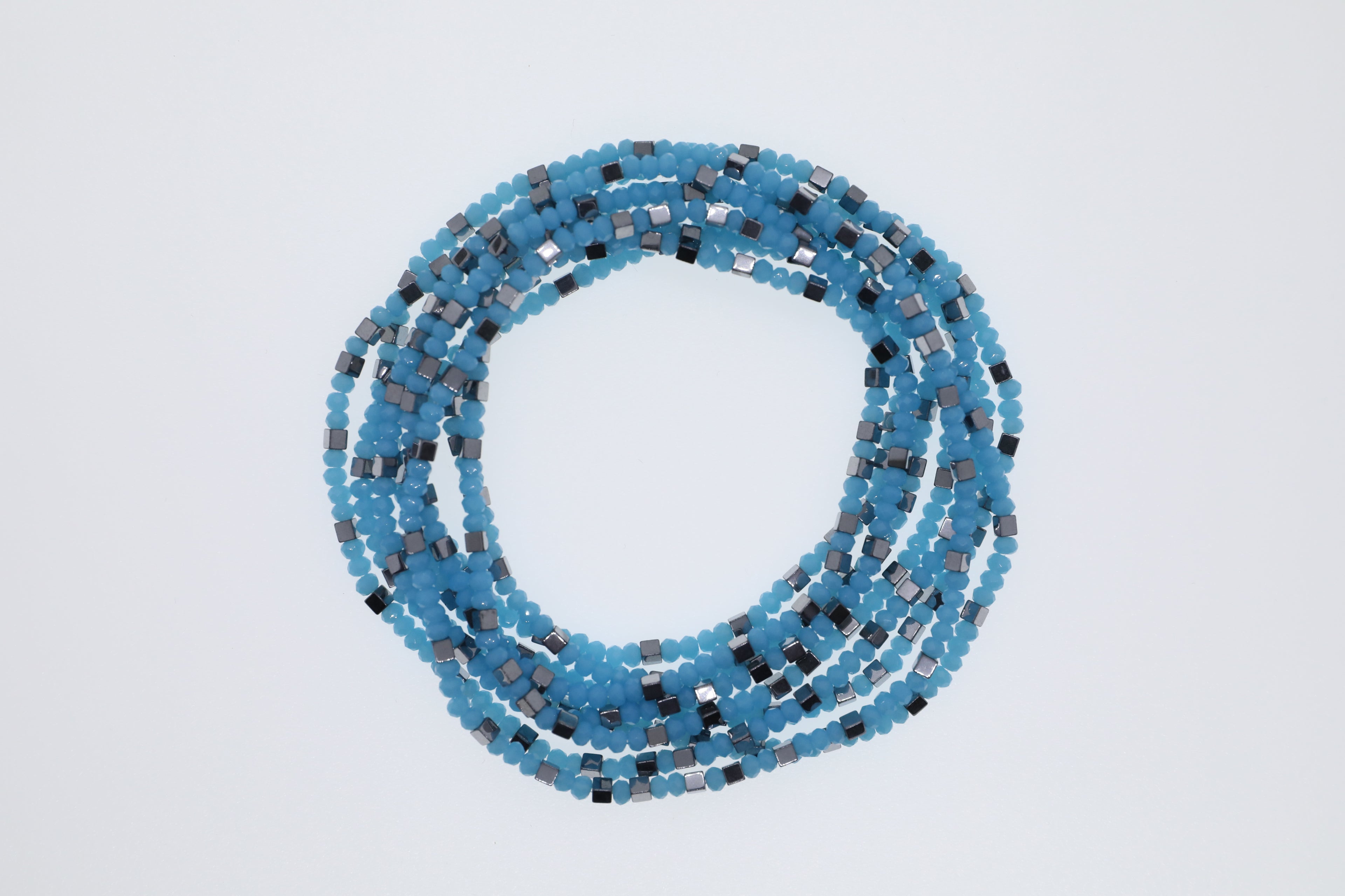 Blaue Glasperlen und silberfarbene Hämatitwürfel