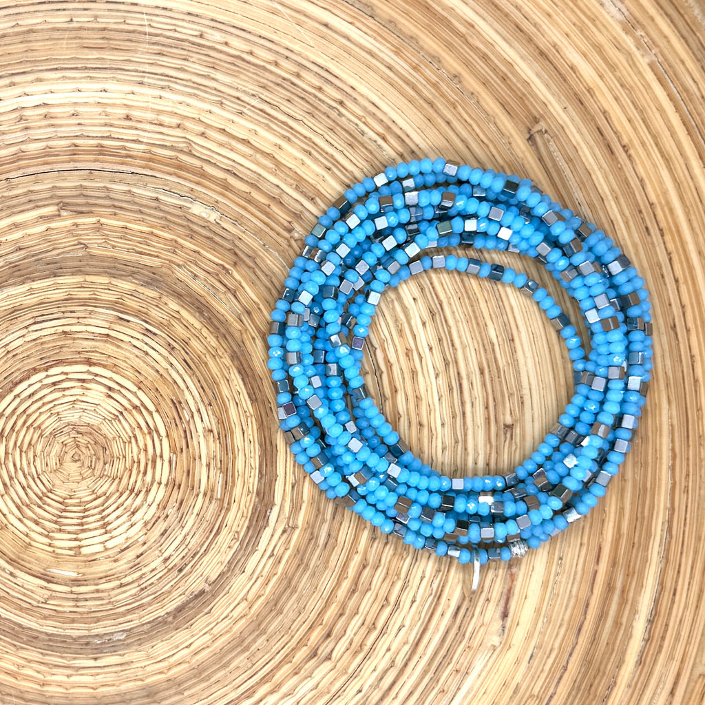 Blaue Glasperlen und silberfarbene Hämatitwürfel