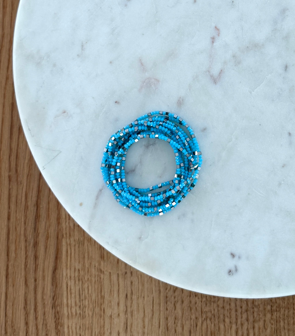 Blaue Glasperlen und silberfarbene Hämatitwürfel
