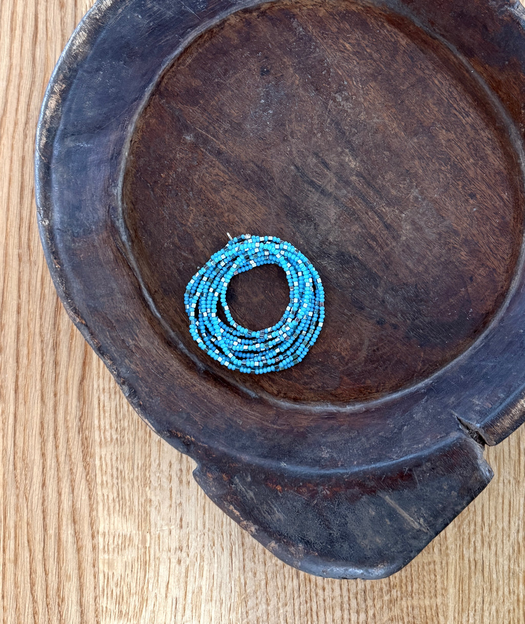 Blaue Glasperlen und silberfarbene Hämatitwürfel