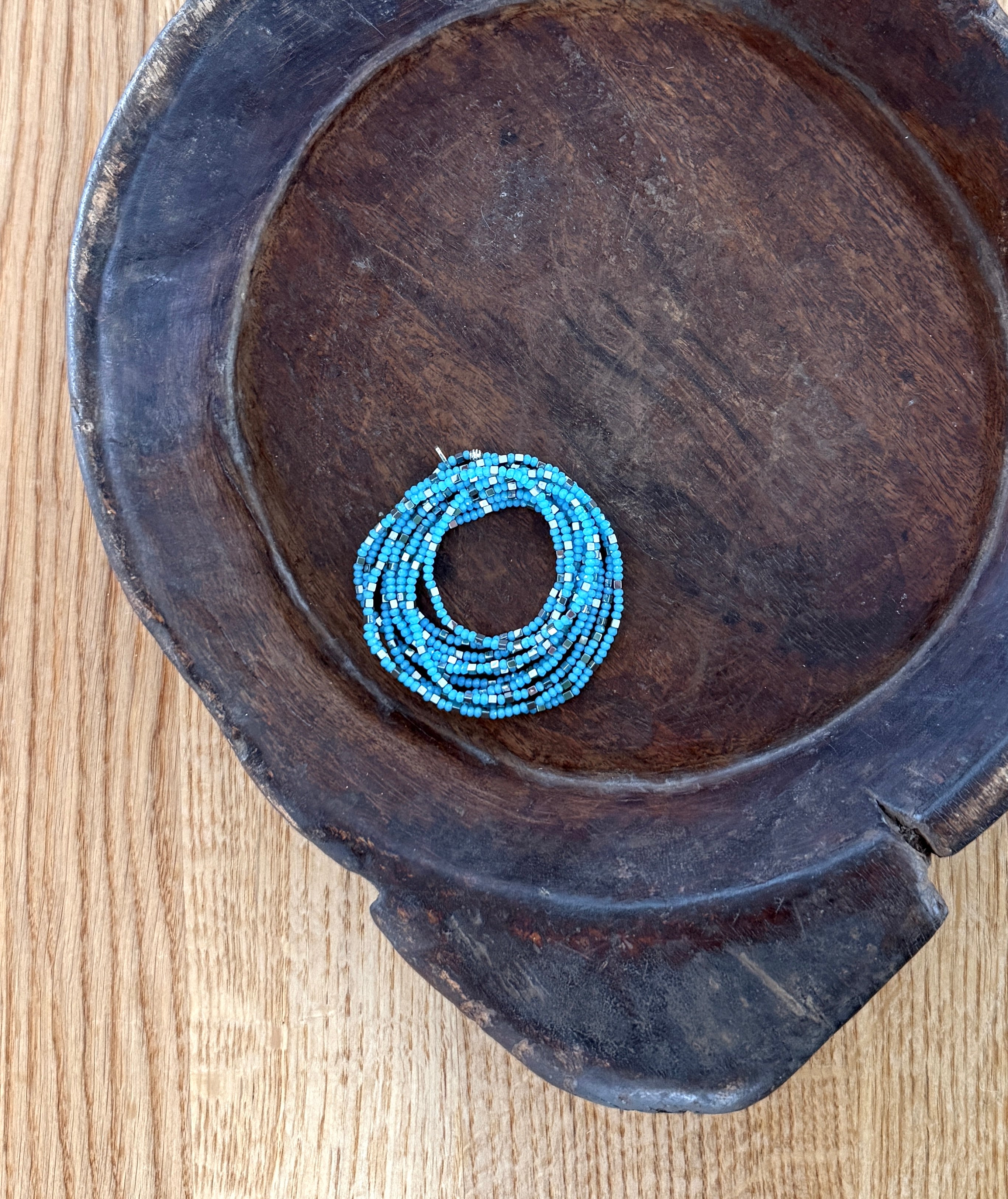 Blaue Glasperlen und silberfarbene Hämatitwürfel