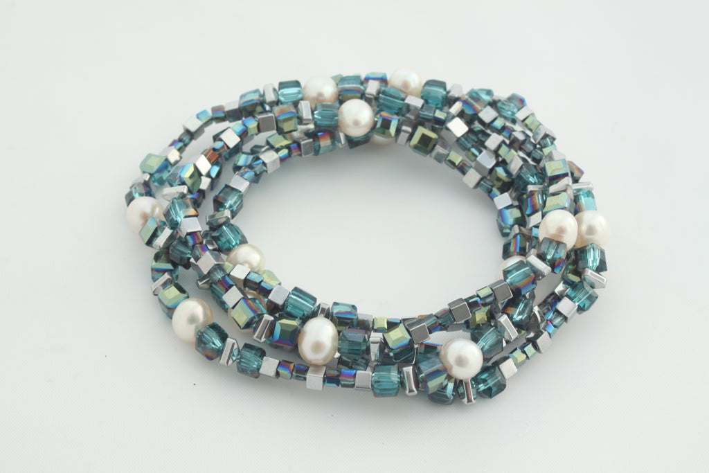 Armband oder Kette Crèmeweiße Süßwasserperlen, silberfarbene Hämatite und petrolfarbene Glasperlen