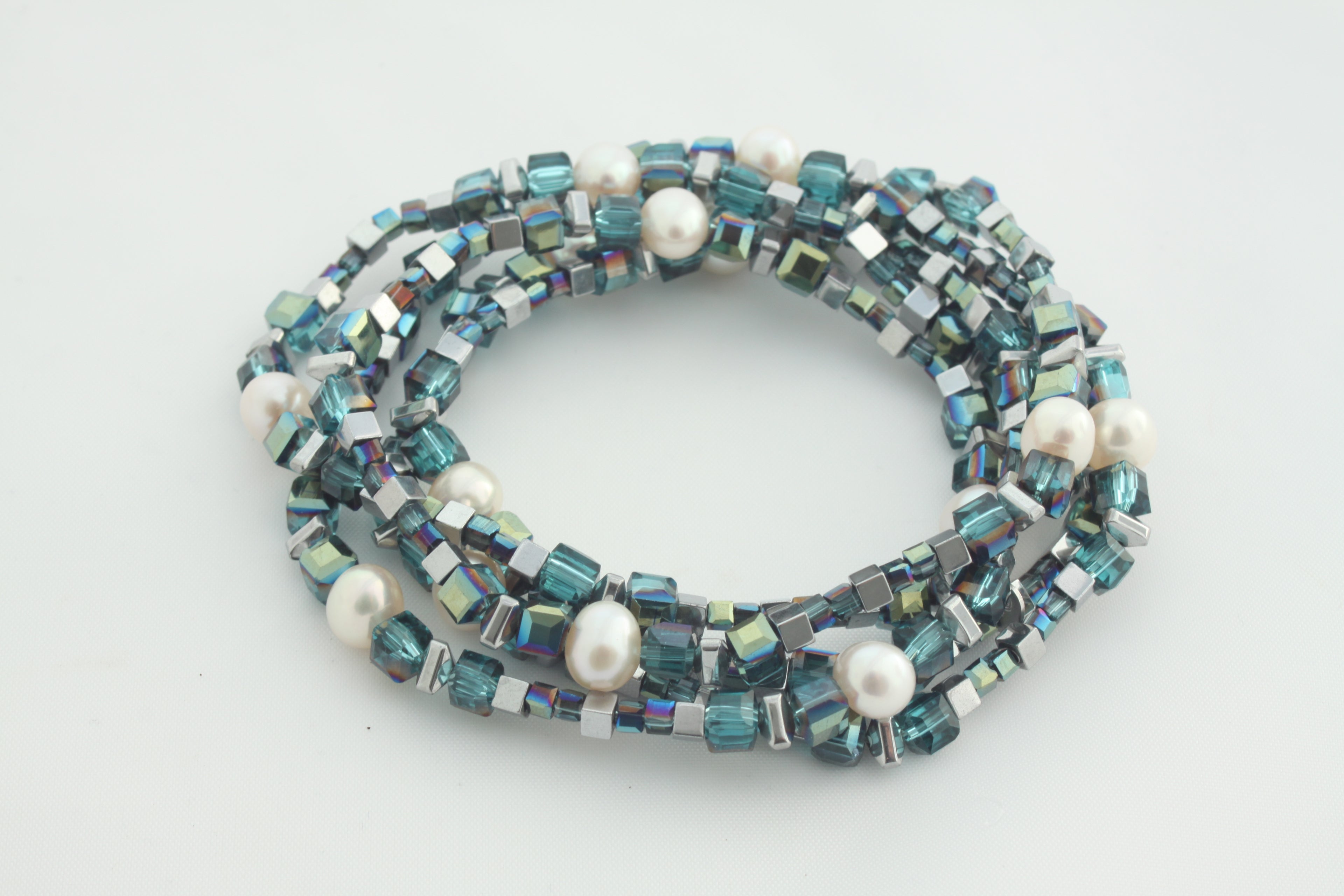 Armband oder Kette Crèmeweiße Süßwasserperlen, silberfarbene Hämatite und petrolfarbene Glasperlen