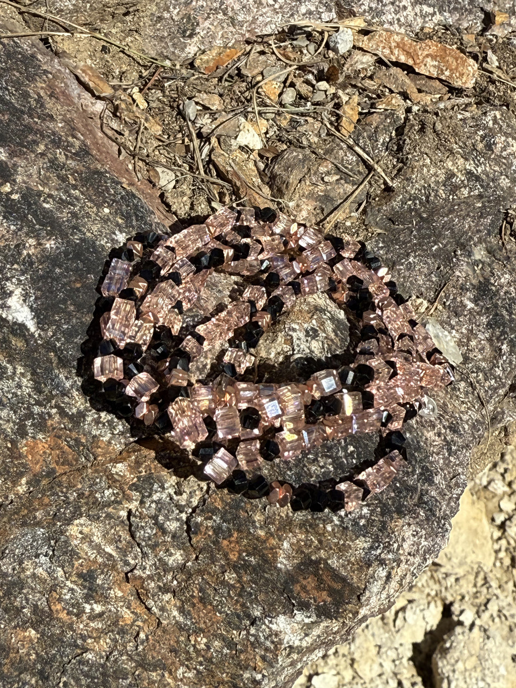 Armband oder Kette Lachsrosa und schwarze Glasperlen mit Hämatit