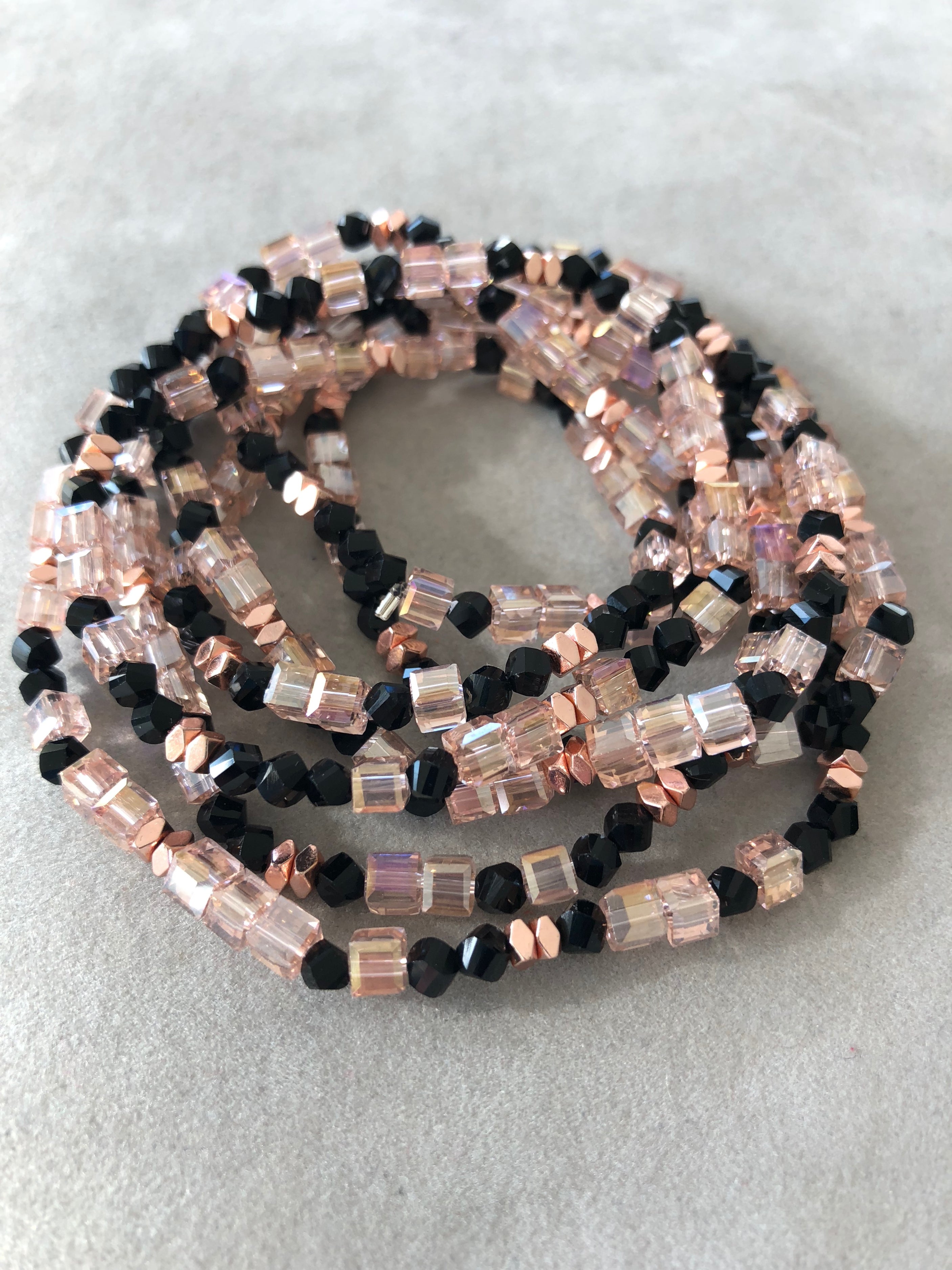 Armband oder Kette Lachsrosa und schwarze Glasperlen mit Hämatit