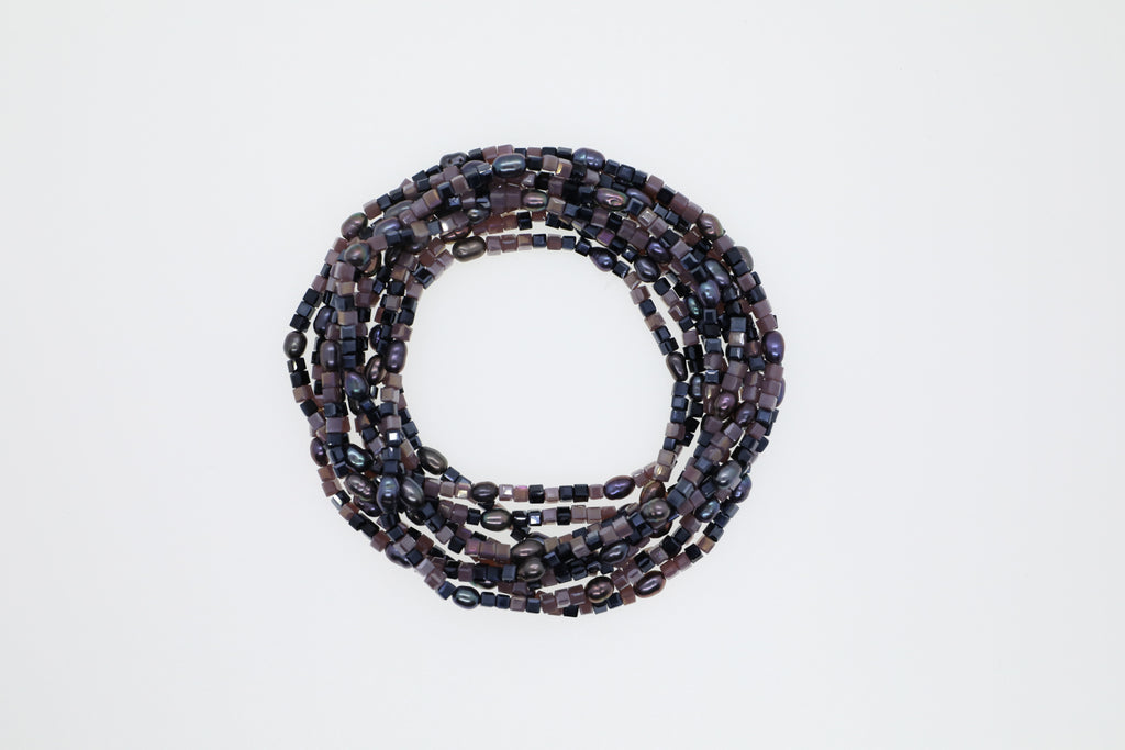 Armband oder Kette Lila und schwarze Glasperlen mit kleinen Süßwasserperlen