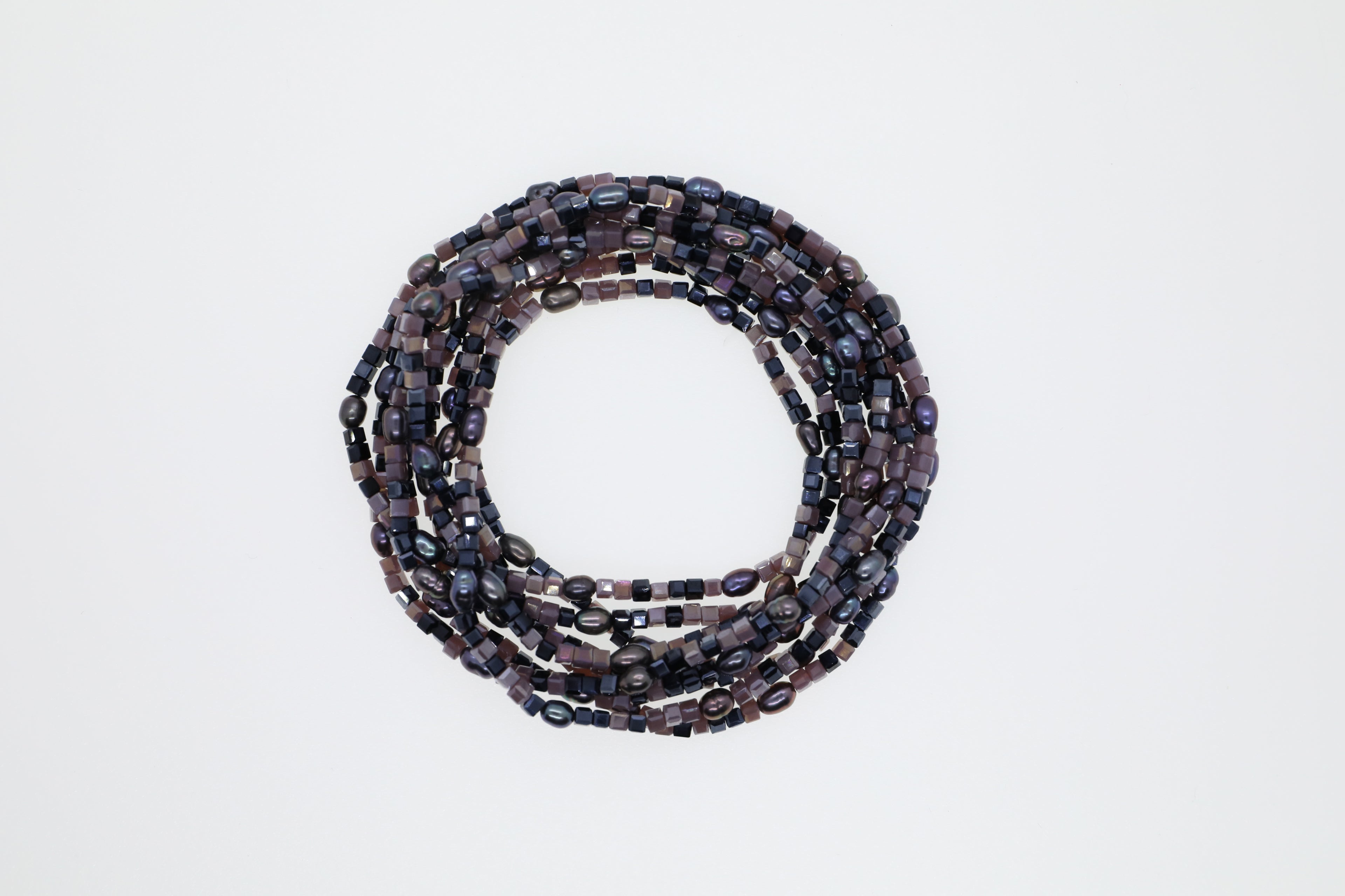 Armband oder Kette Lila und schwarze Glasperlen mit kleinen Süßwasserperlen