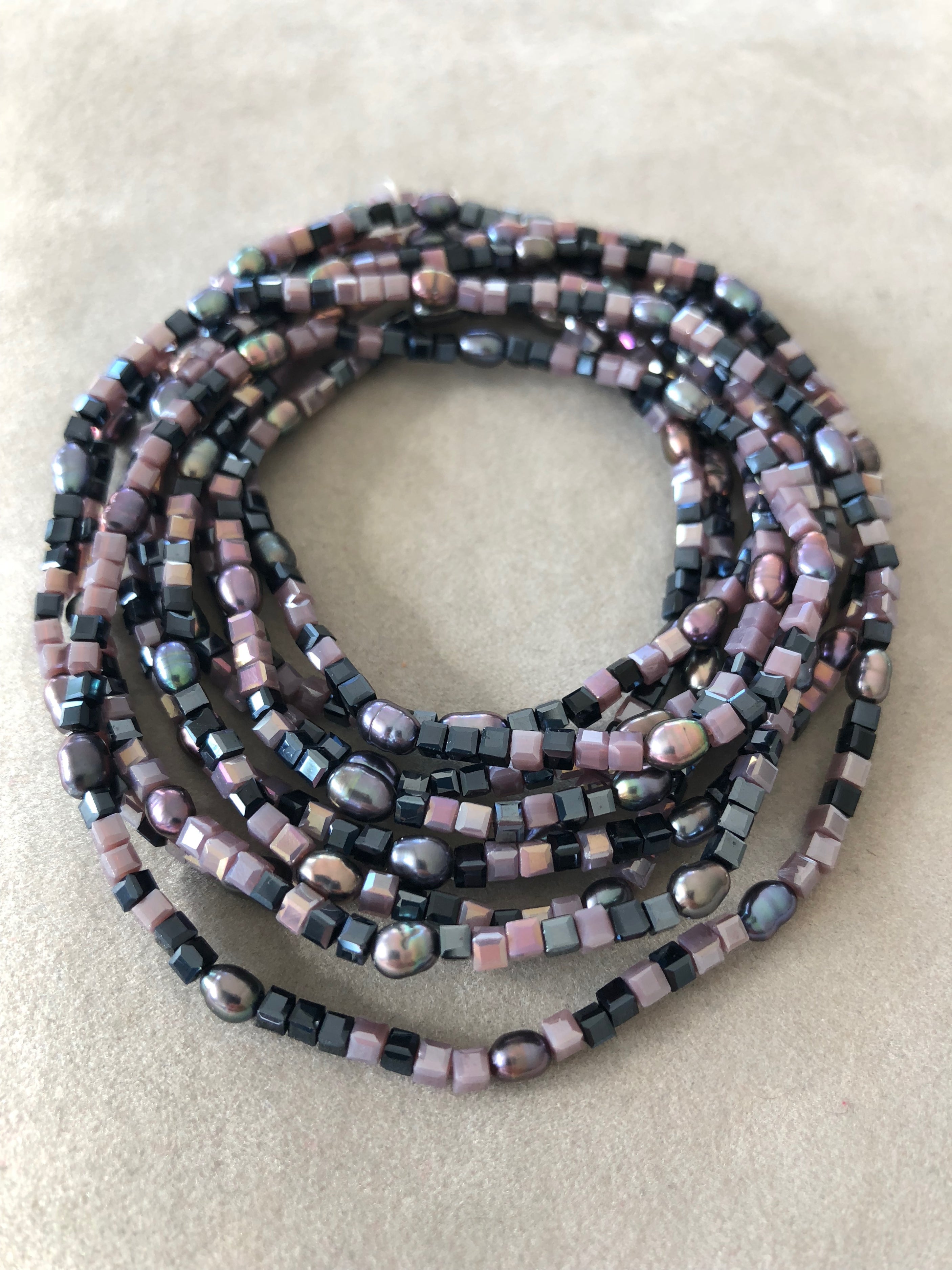 Armband oder Kette Lila und schwarze Glasperlen mit kleinen Süßwasserperlen
