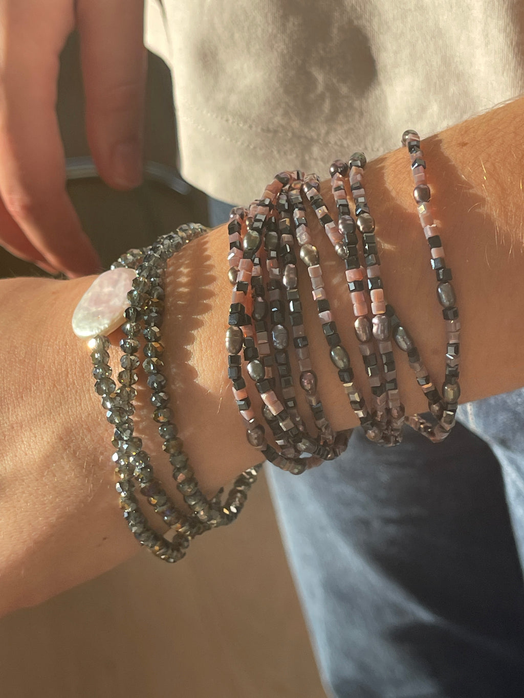 Armband oder Kette Lila und schwarze Glasperlen mit kleinen Süßwasserperlen, Taubenblaue Glasperlen und weiße Süßwasserperle