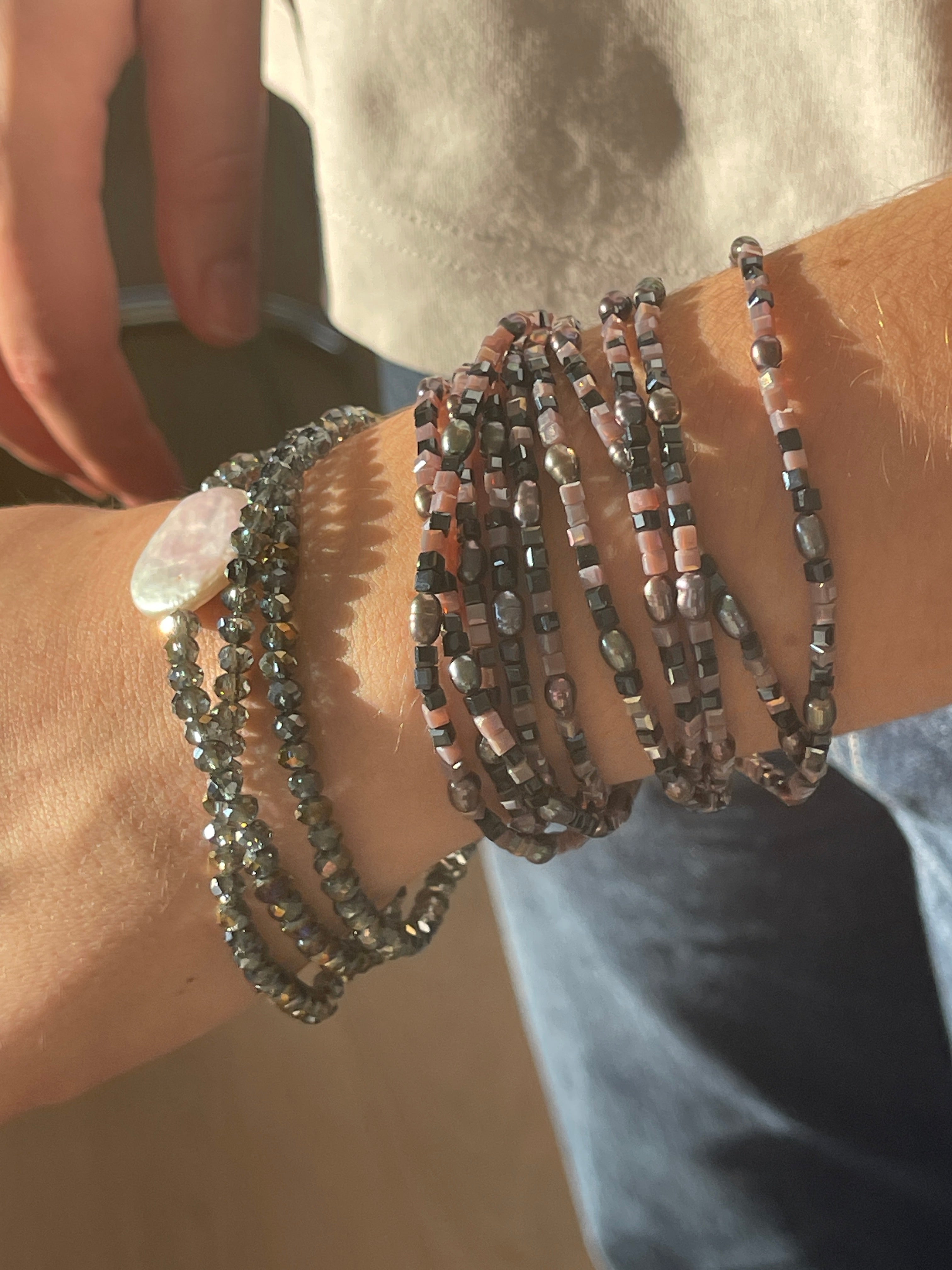 Armband oder Kette Lila und schwarze Glasperlen mit kleinen Süßwasserperlen, Taubenblaue Glasperlen und weiße Süßwasserperle