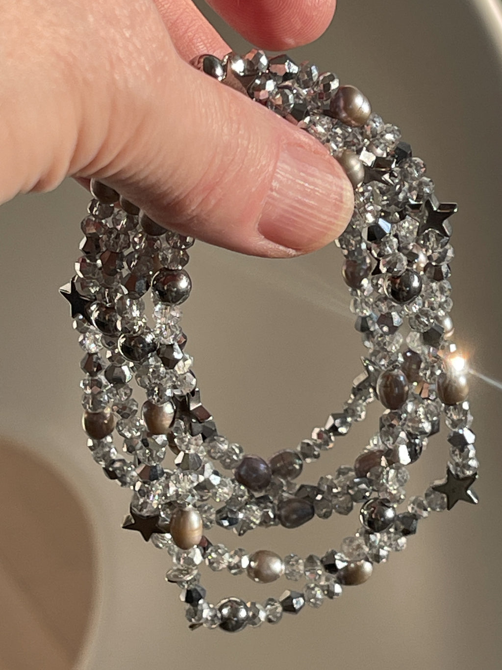 Armband oder Kette Silberfarbene Glasperlen, Hämatitsterne und -kugeln mit Süßwasserperlen