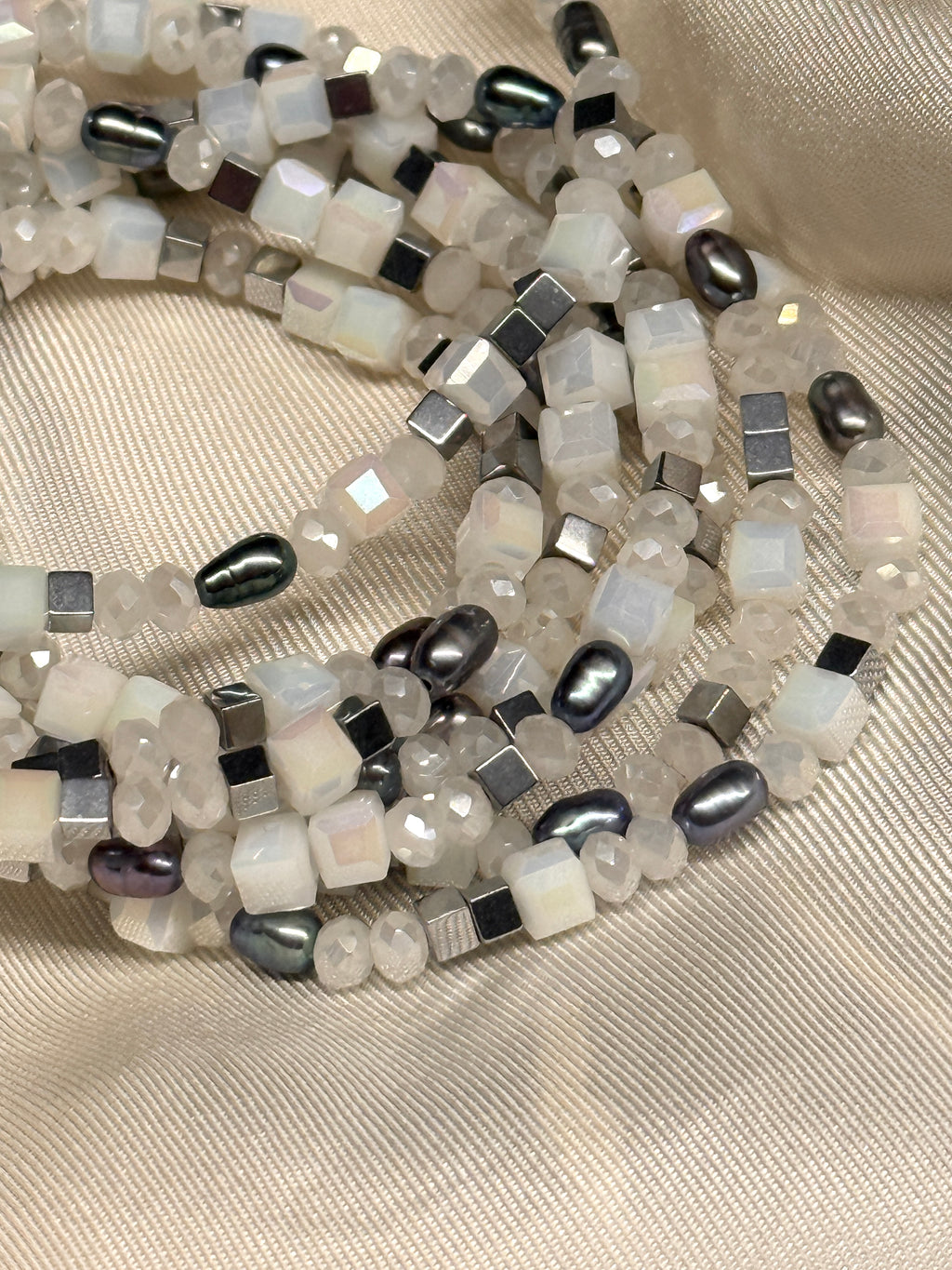 Armband oder Kette Weißebeige Glasperlen, graue Süßwasserperlen und Hämatit