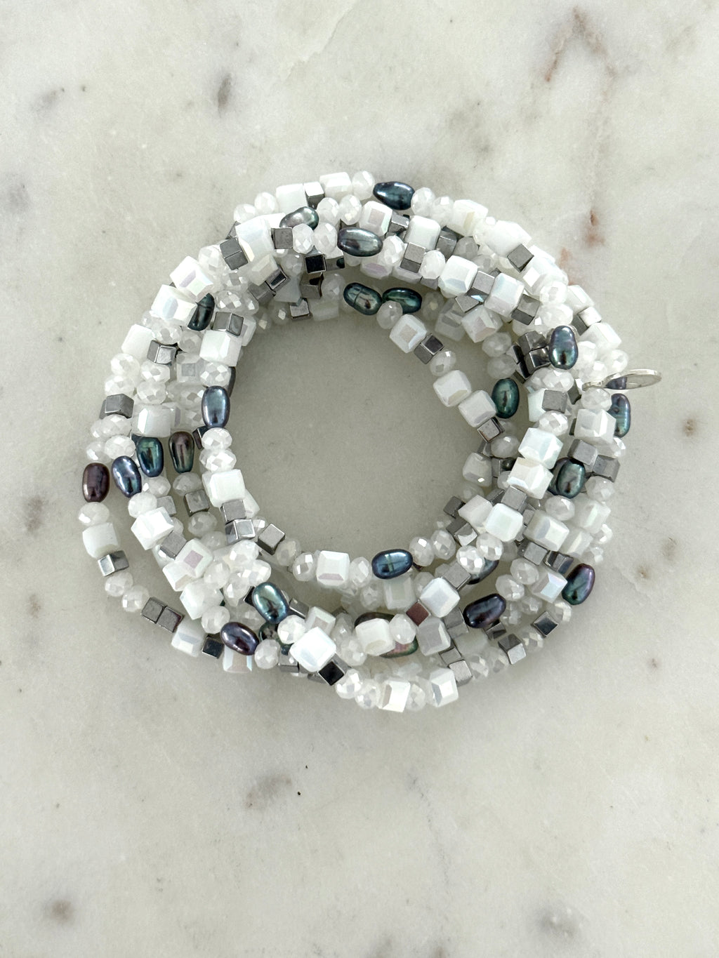 Armband oder Kette Weißebeige Glasperlen, graue Süßwasserperlen und Hämatit