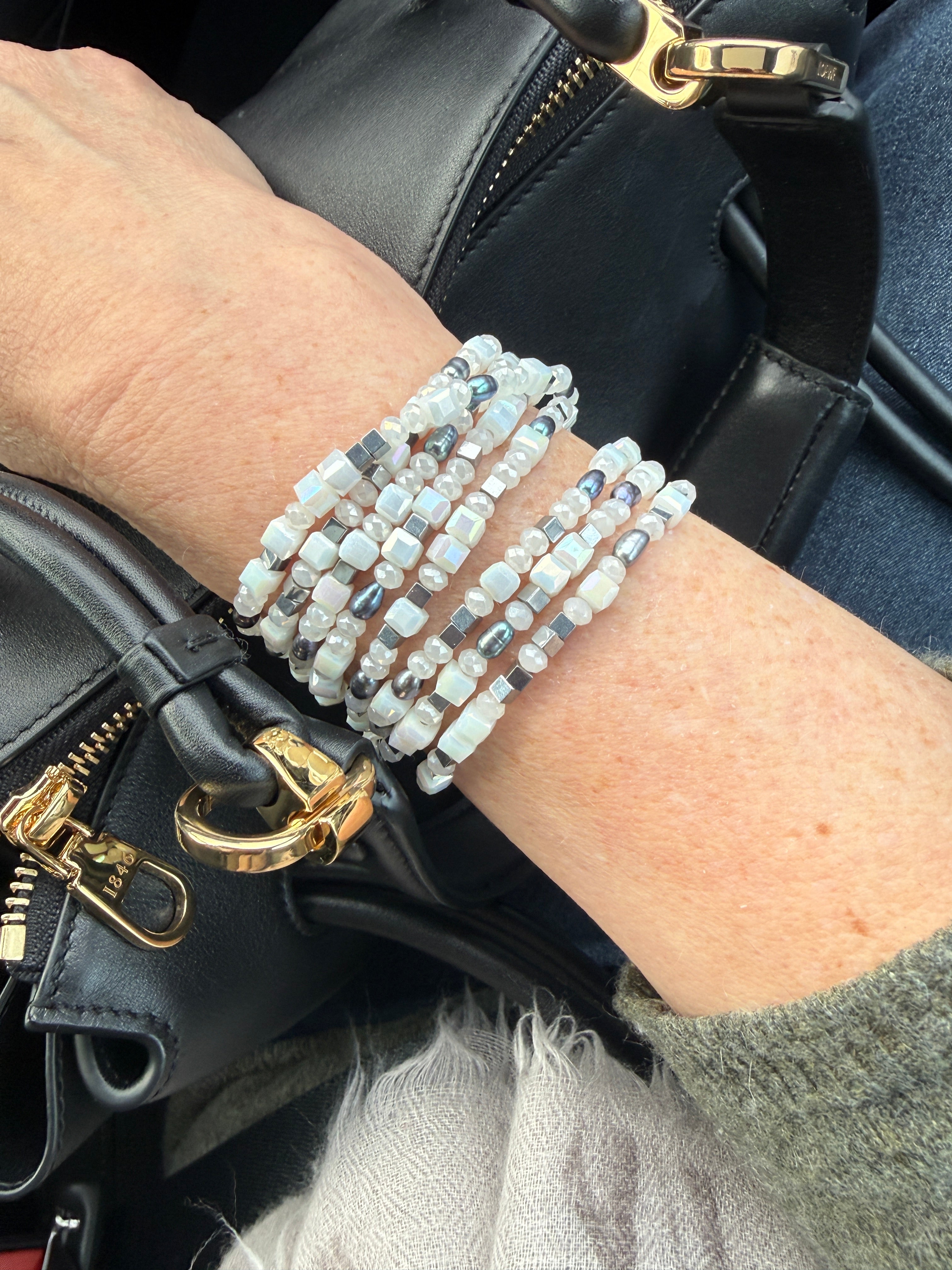 Armband oder Kette Weißebeige Glasperlen, graue Süßwasserperlen und Hämatit