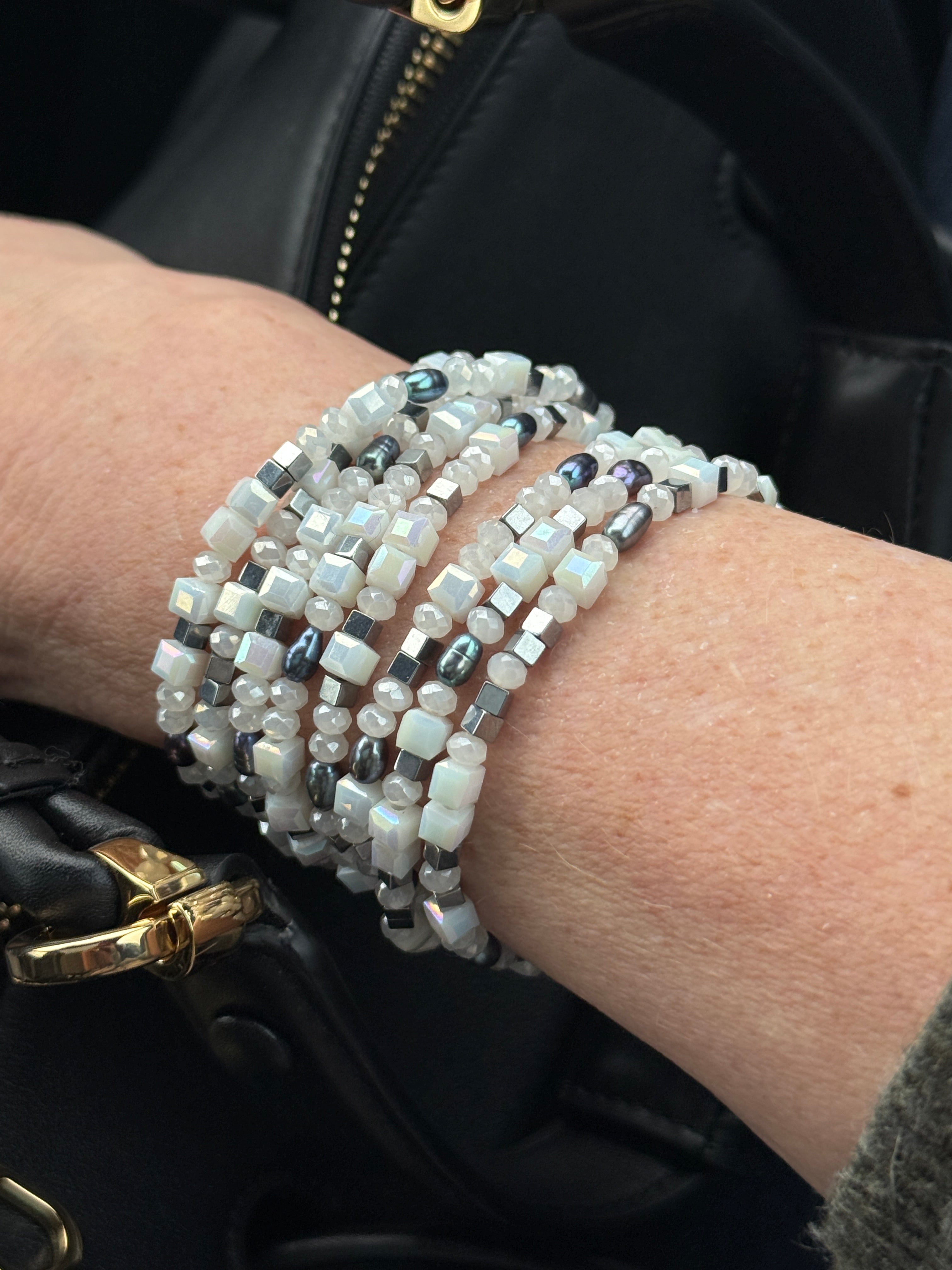 Armband oder Kette Weißebeige Glasperlen, graue Süßwasserperlen und Hämatit