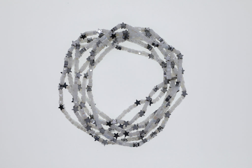 Weiße Glasperlen und silberfarbene Hämatitsterne