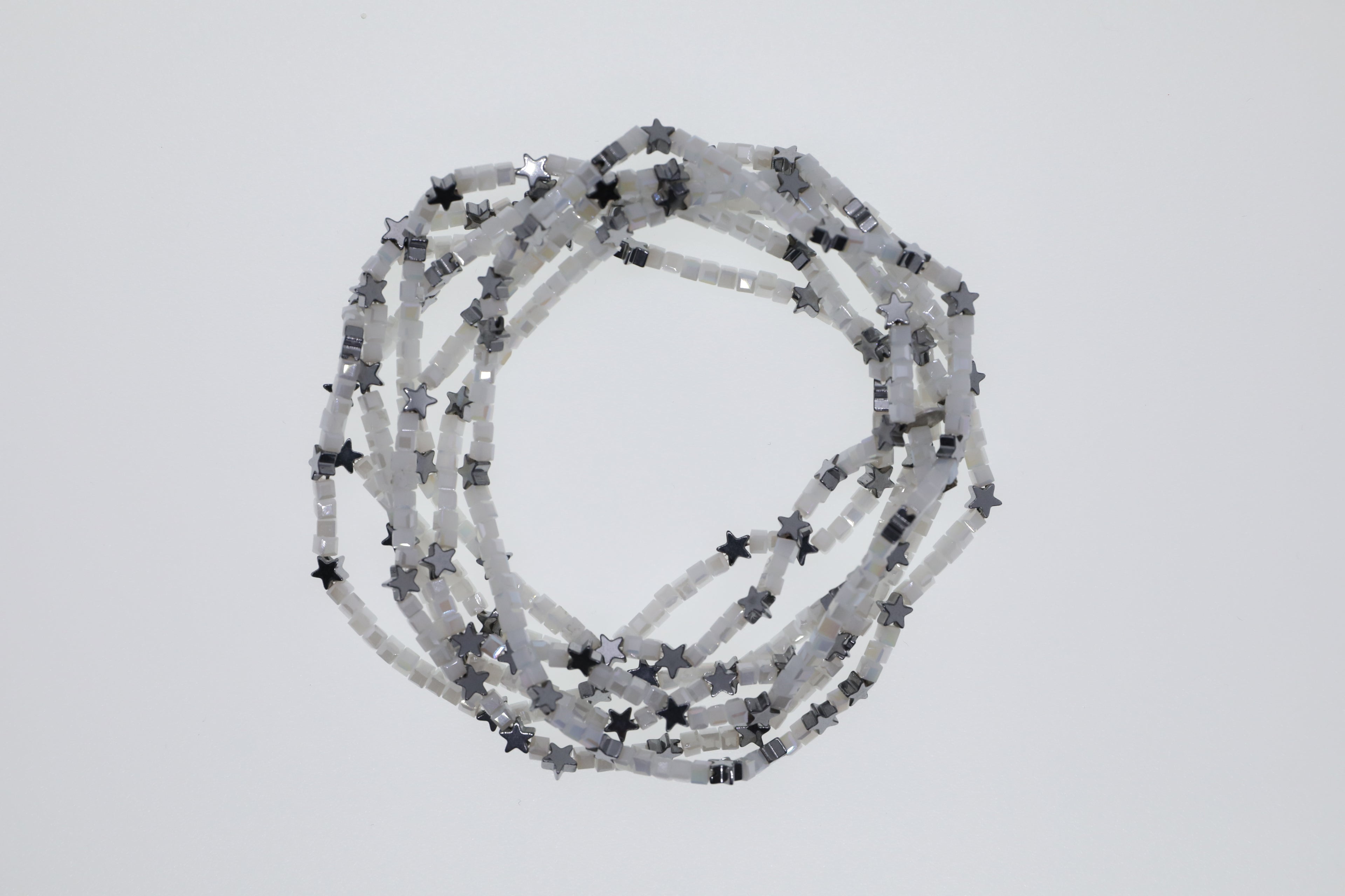 Weiße Glasperlen und silberfarbene Hämatitsterne