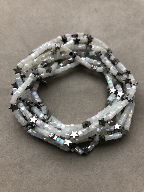 Weiße Glasperlen und silberfarbene Hämatitsterne