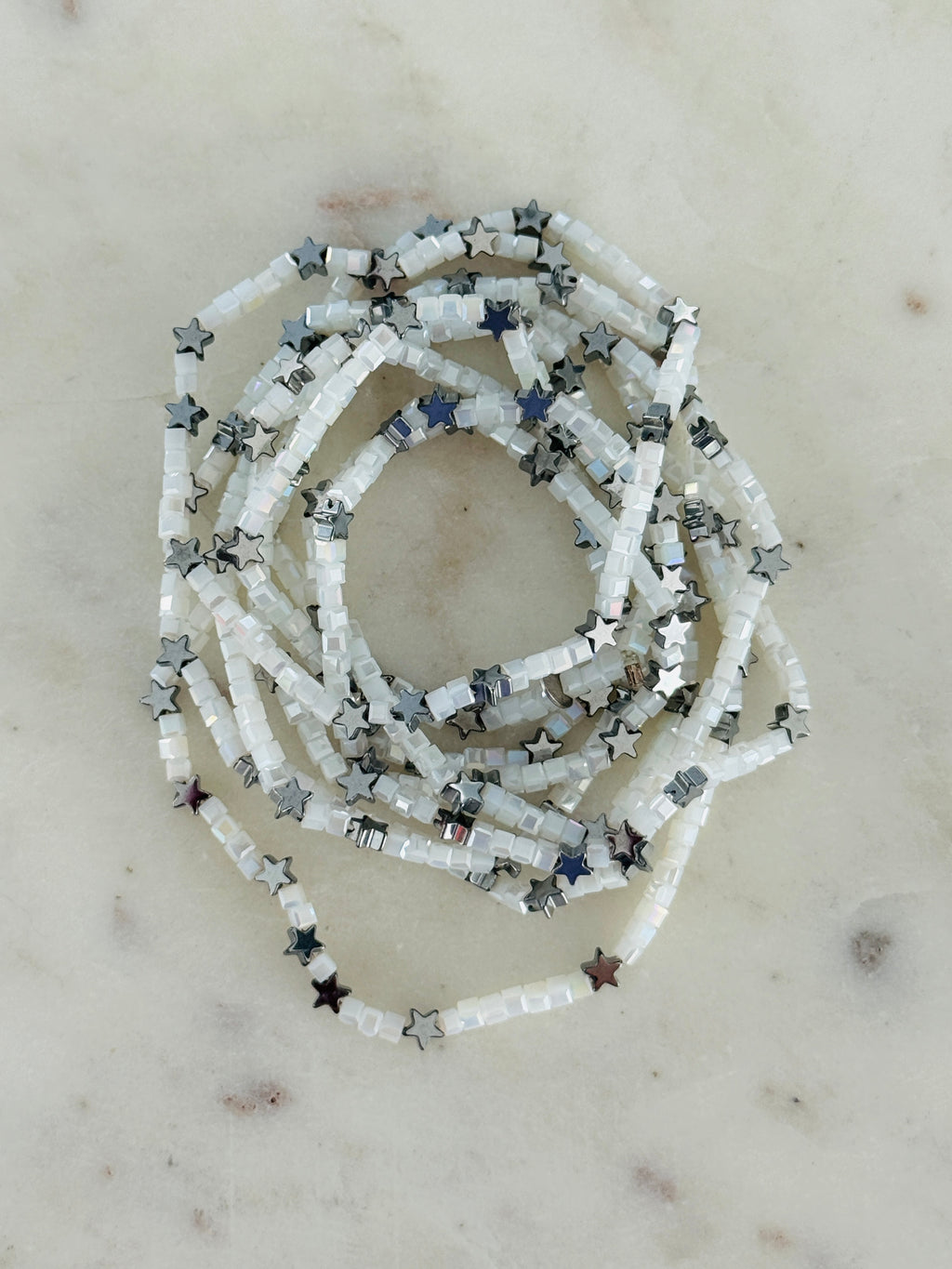 Weiße Glasperlen und silberfarbene Hämatitsterne