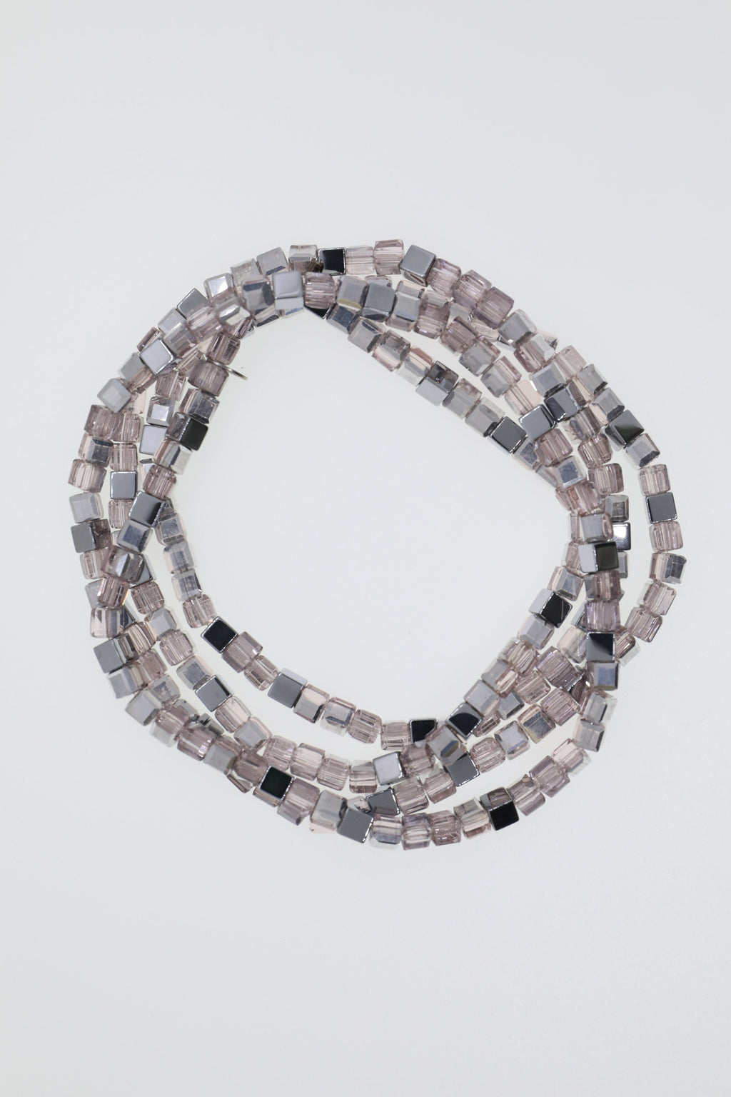 Glasperlen in Silberrosa und silberfarbene Hämatitwürfel