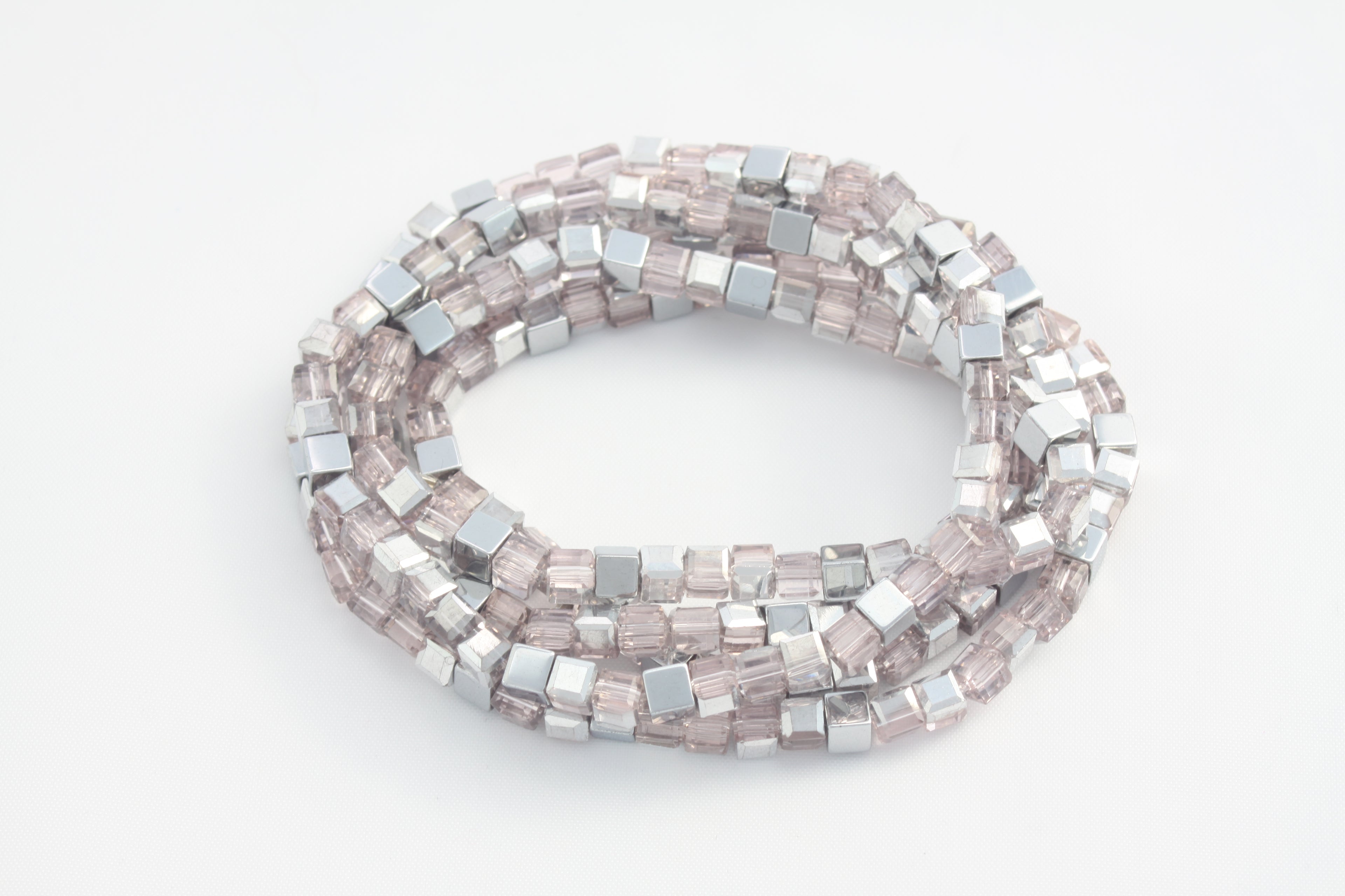 Armband oder Kette Glasperlen in Silberrosa und silberfarbene Hämatitwürfel