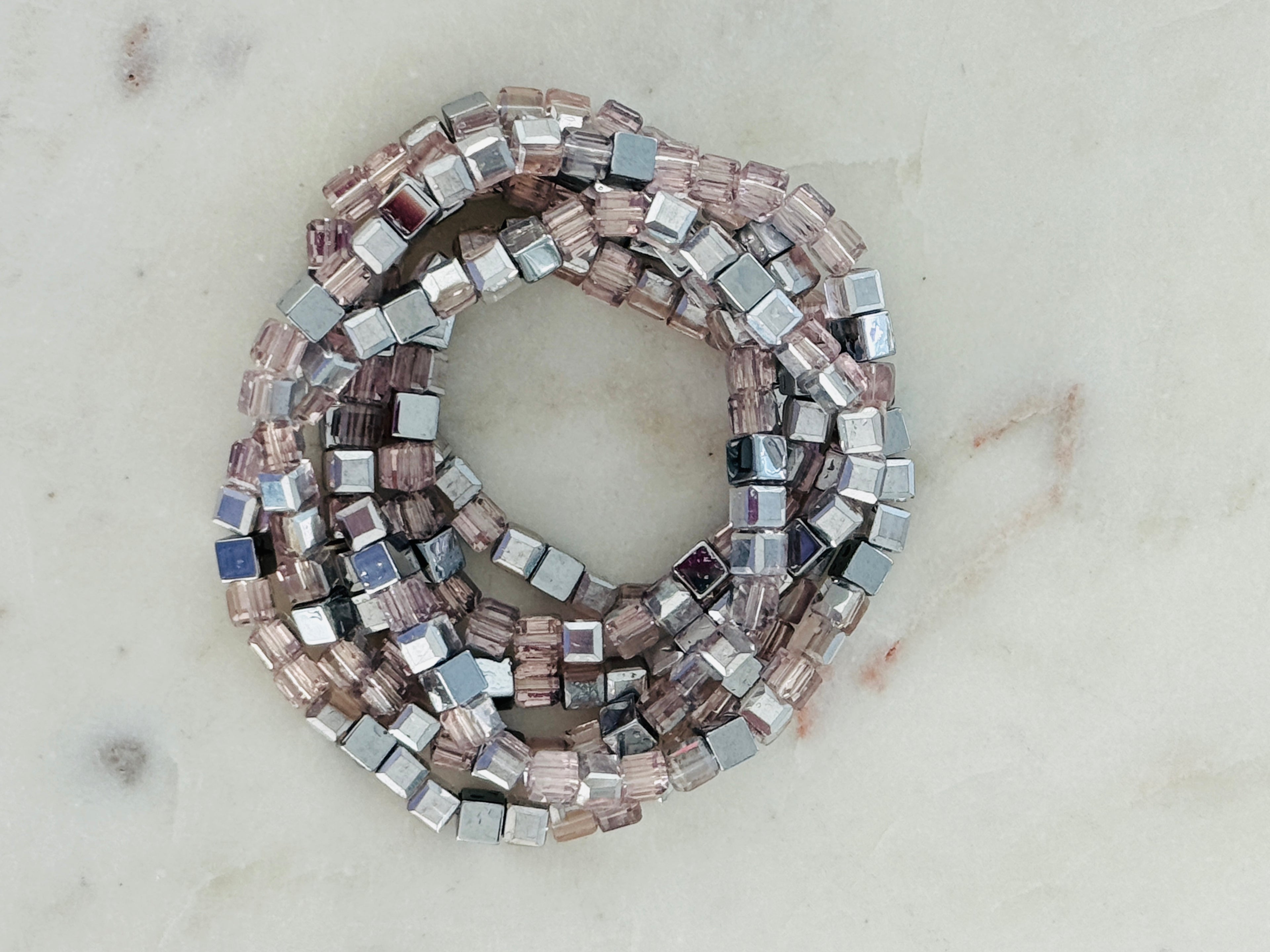 Armband oder Kette Glasperlen in Silberrosa und silberfarbene Hämatitwürfel