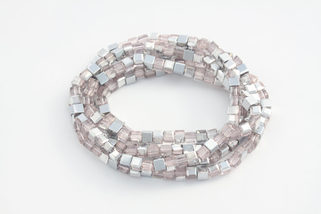 Glasperlen in Silberrosa und silberfarbene Hämatitwürfel