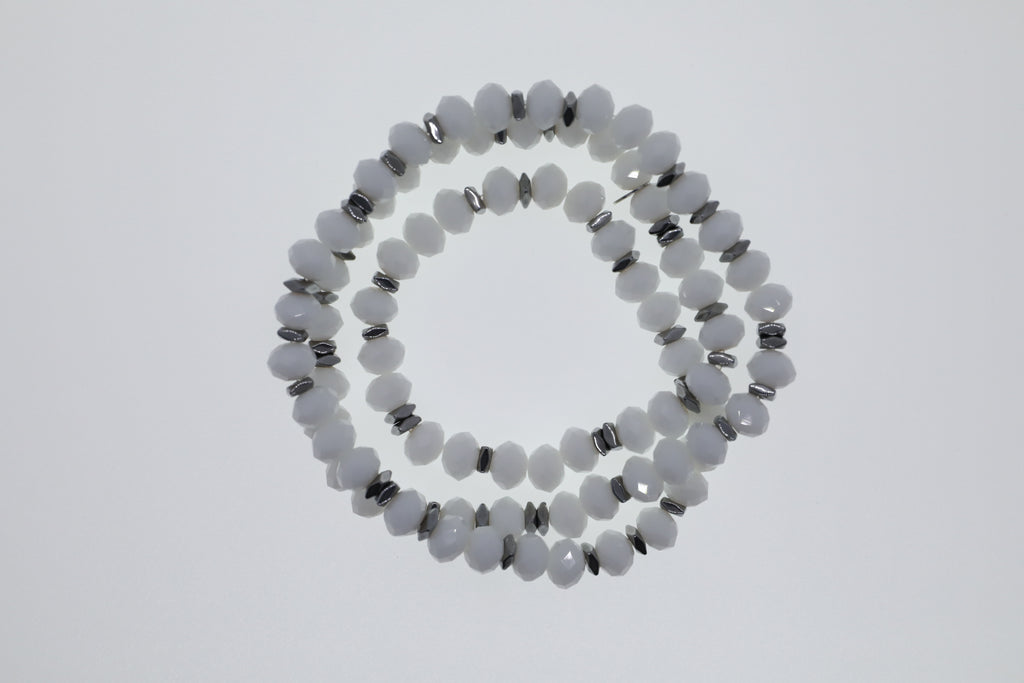 Armband oder Kette Silberne Hämatitquadrate kombiniert mit großen, weißen Glasperlen