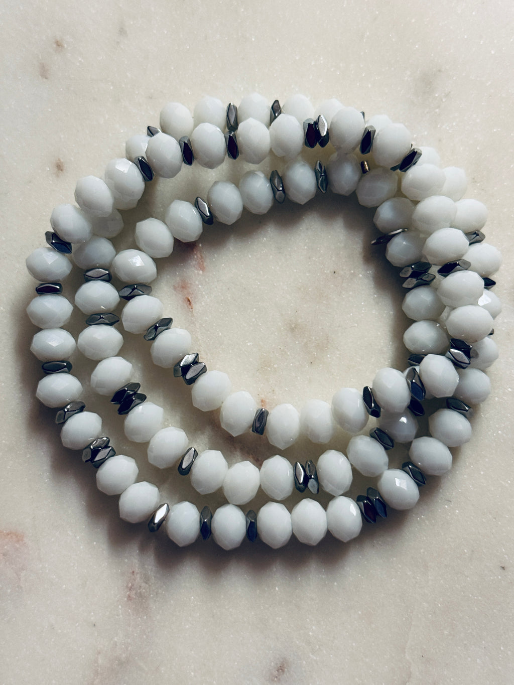 Armband oder Kette Silberne Hämatitquadrate kombiniert mit großen, weißen Glasperlen