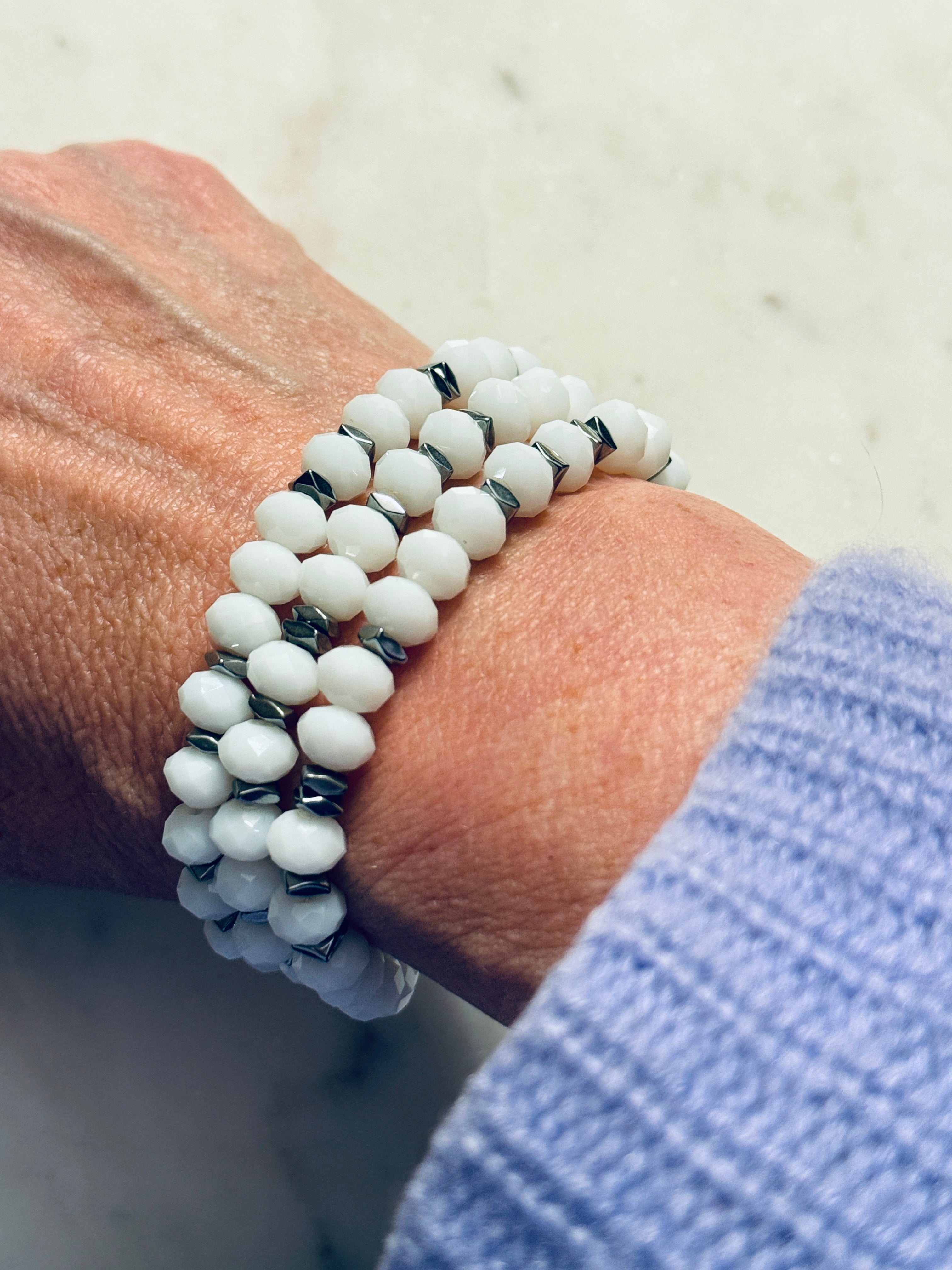 Silberne Hämatitquadrate kombiniert mit großen, weißen Glasperlen