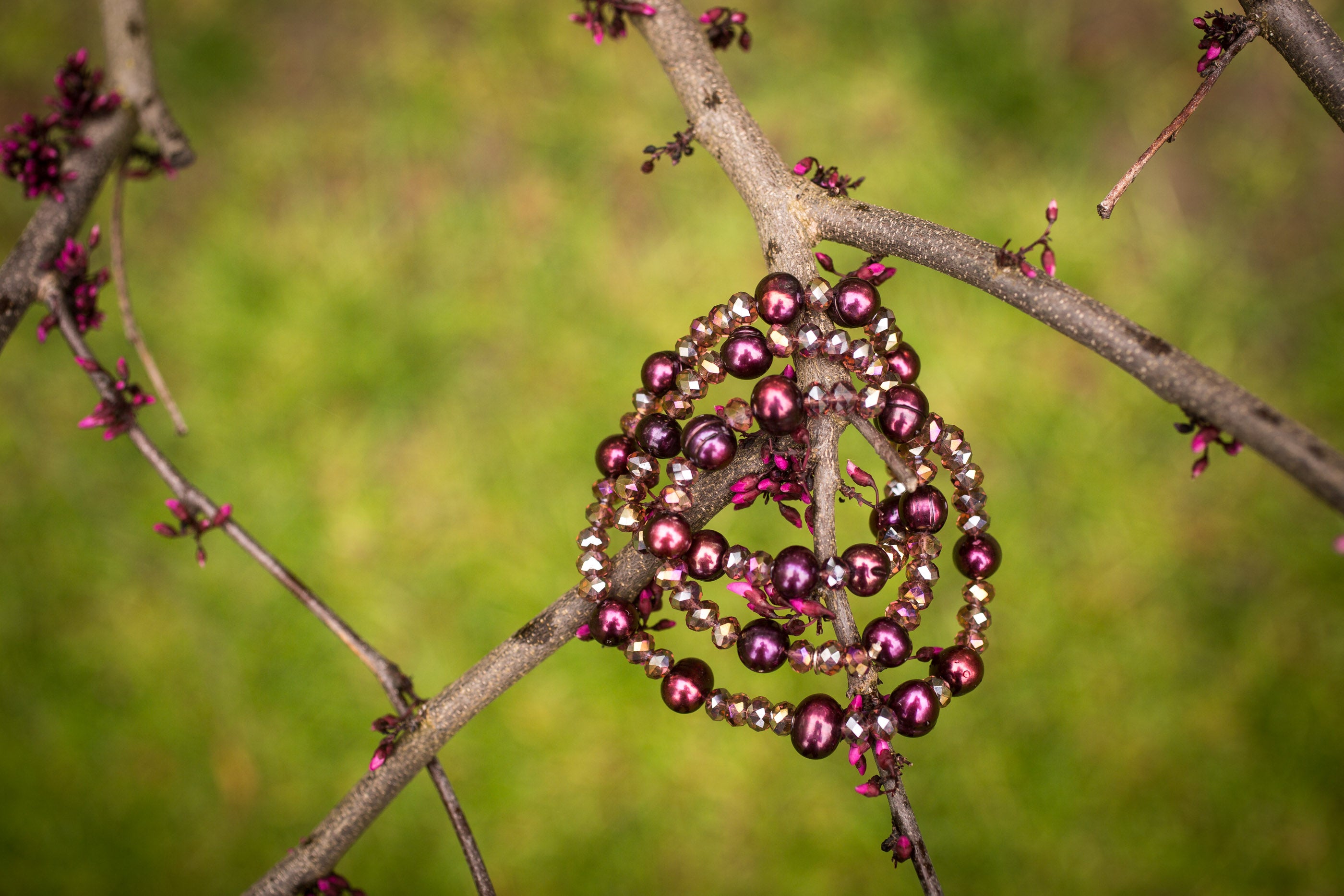 Bordeauxfarbene Glas- und Süßwasserperlen