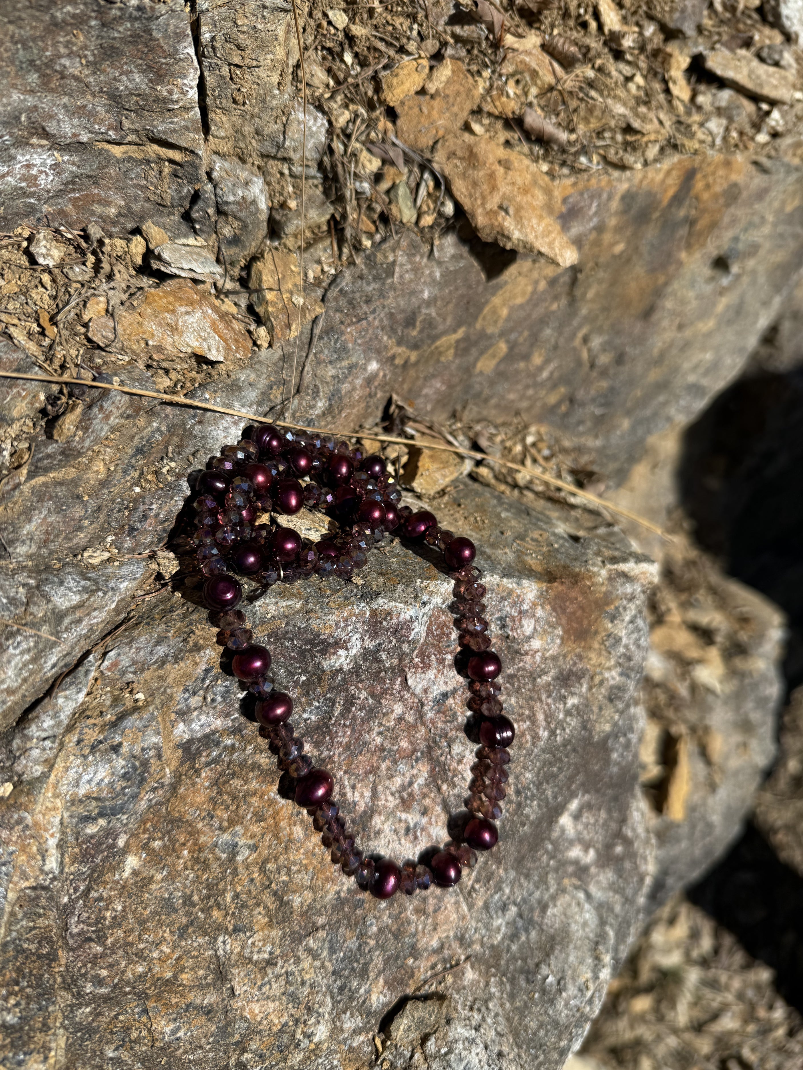 Bordeauxfarbene Glas- und Süßwasserperlen