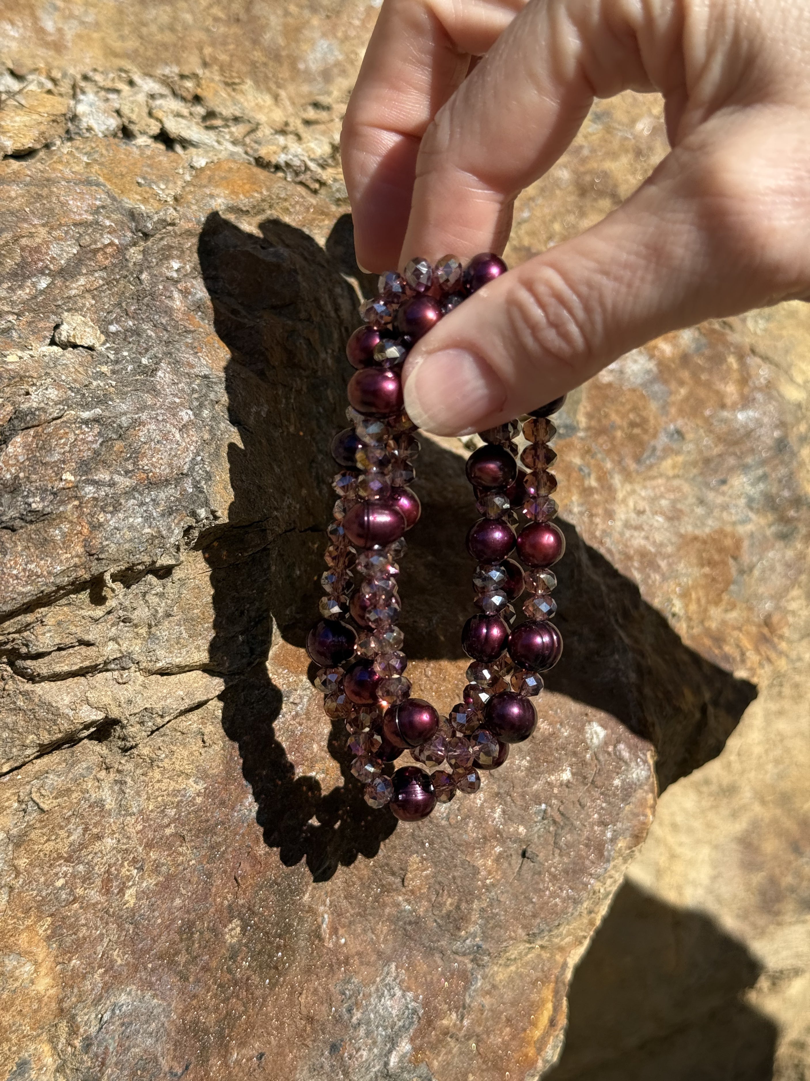 Bordeauxfarbene Glas- und Süßwasserperlen