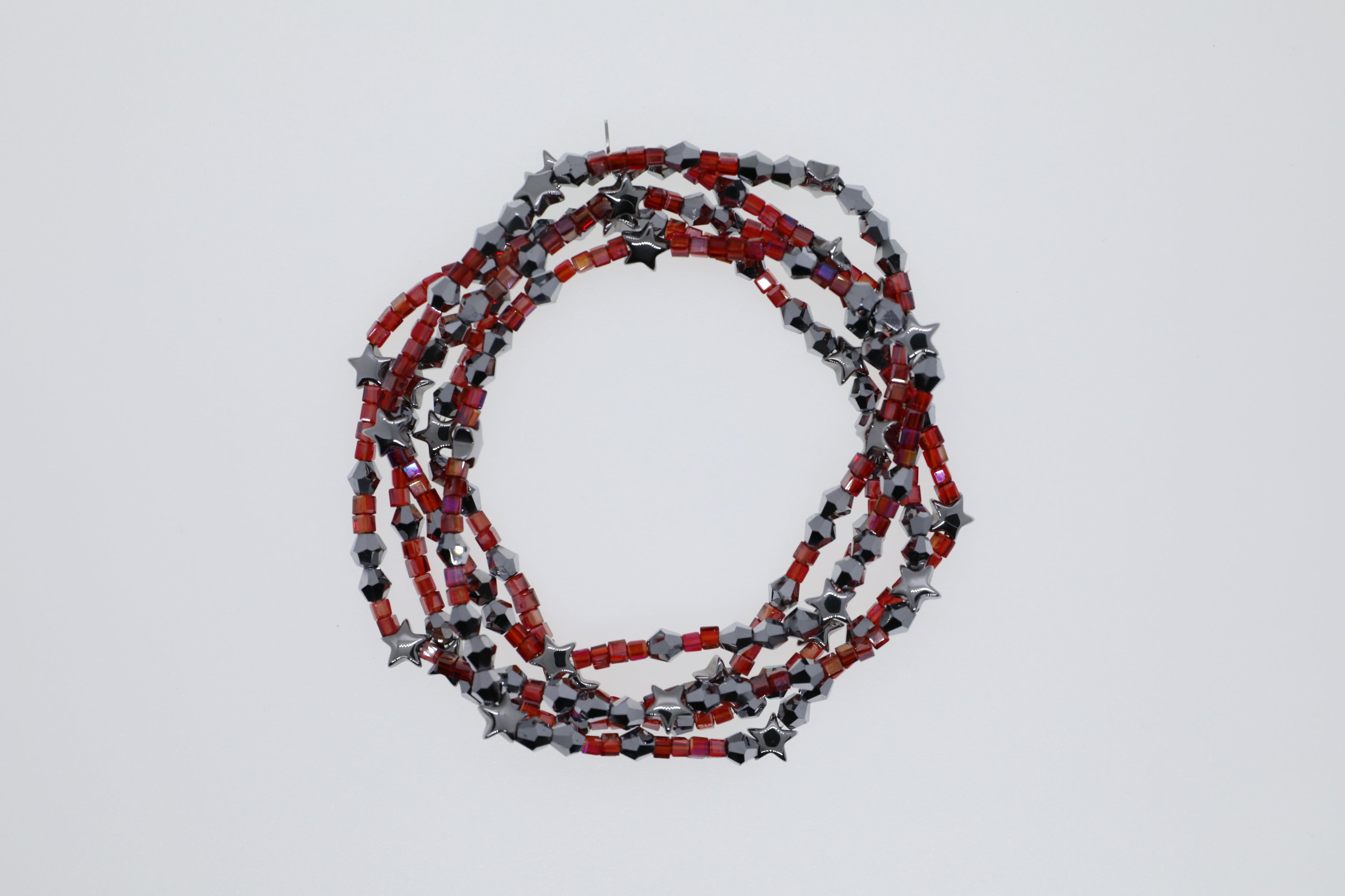 Armband oder Kette Rote und silberne Glasprelen, Hämatitsterne