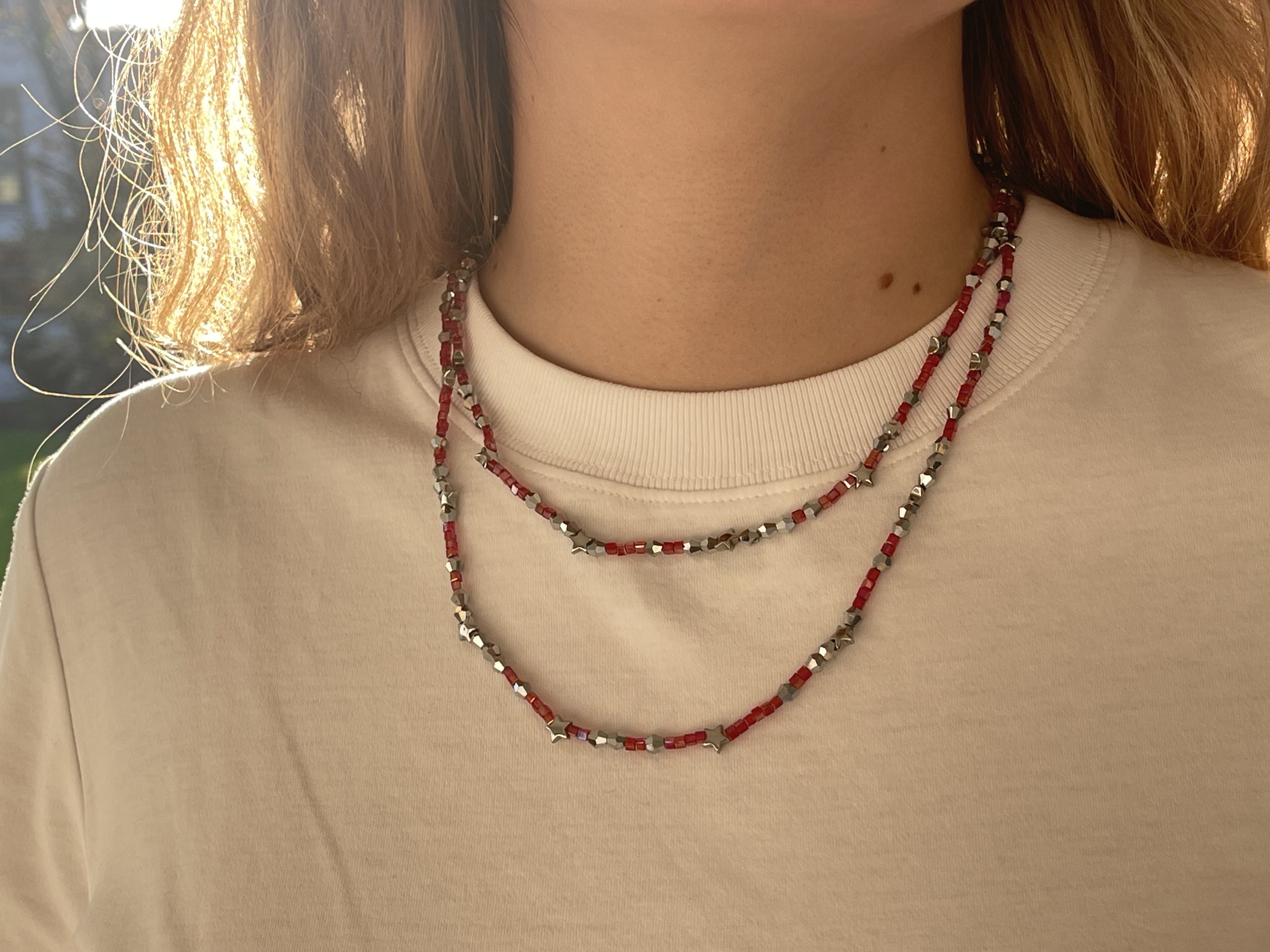 Armband oder Kette Rote und silberne Glasprelen, Hämatitsterne