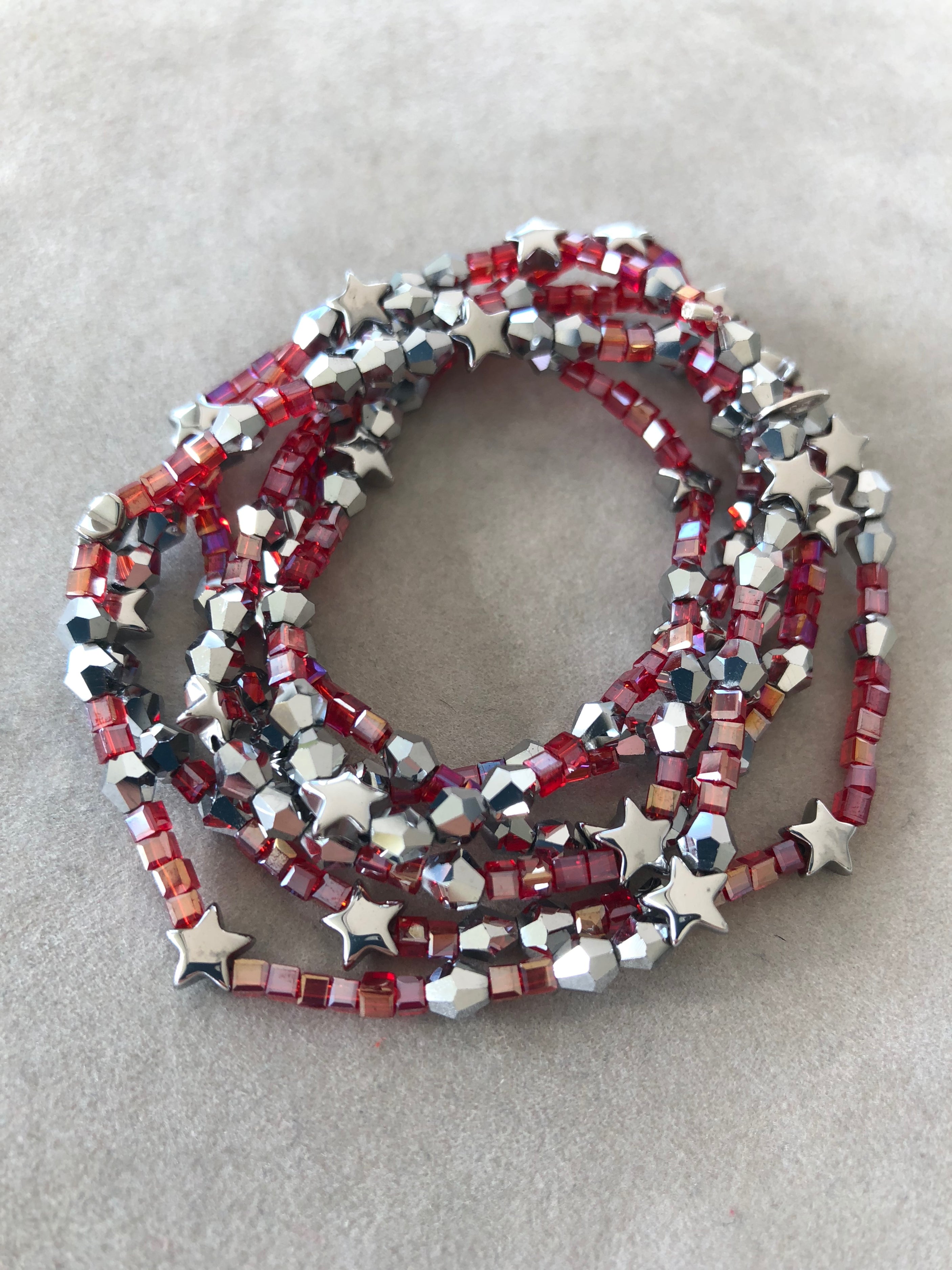 Armband oder Kette Rote und silberne Glasprelen, Hämatitsterne