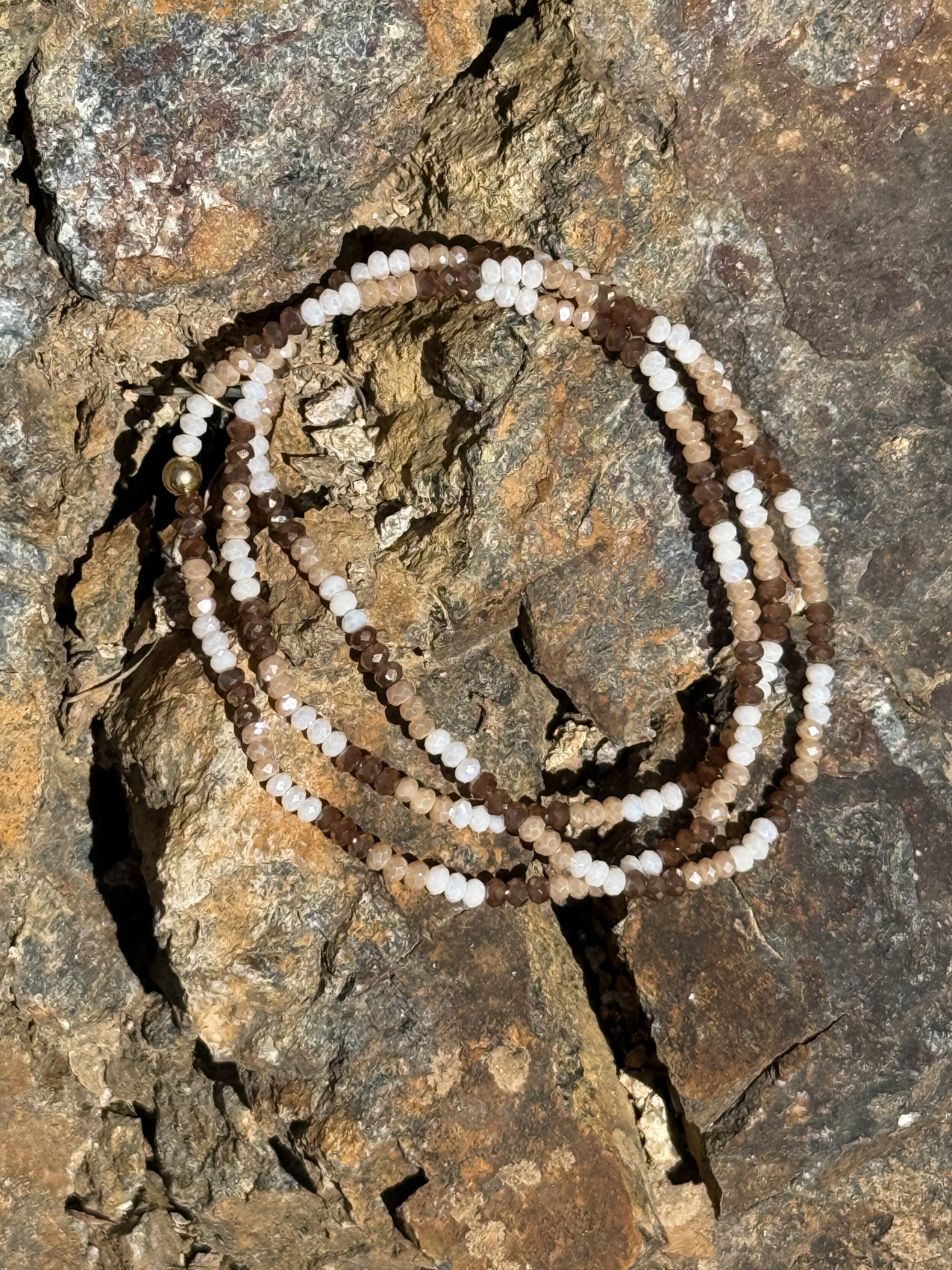 Beige, braune und off-white Glasperlen