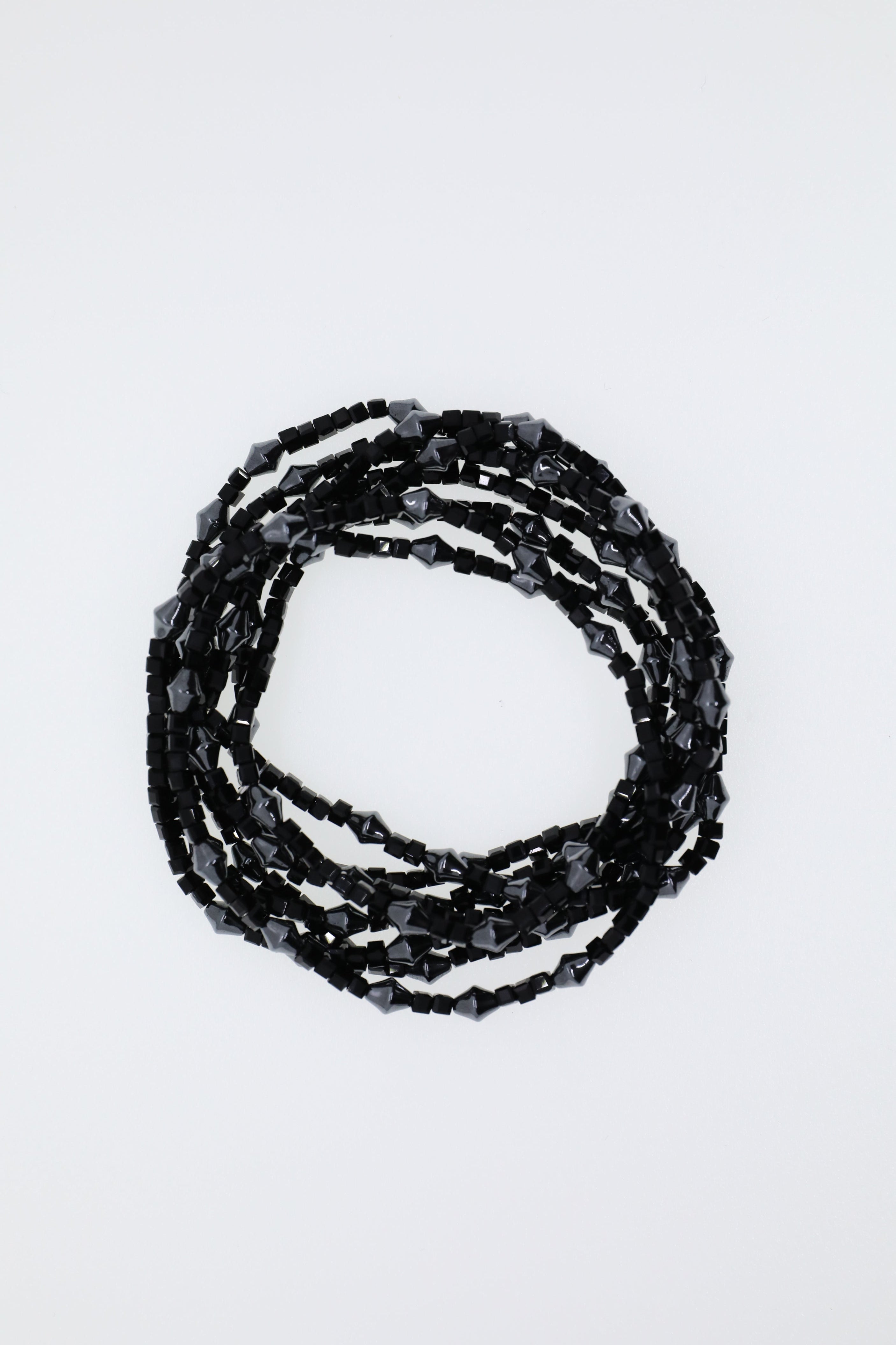 Schwarze Glasperlen und anthrazitfarbener Hämatit