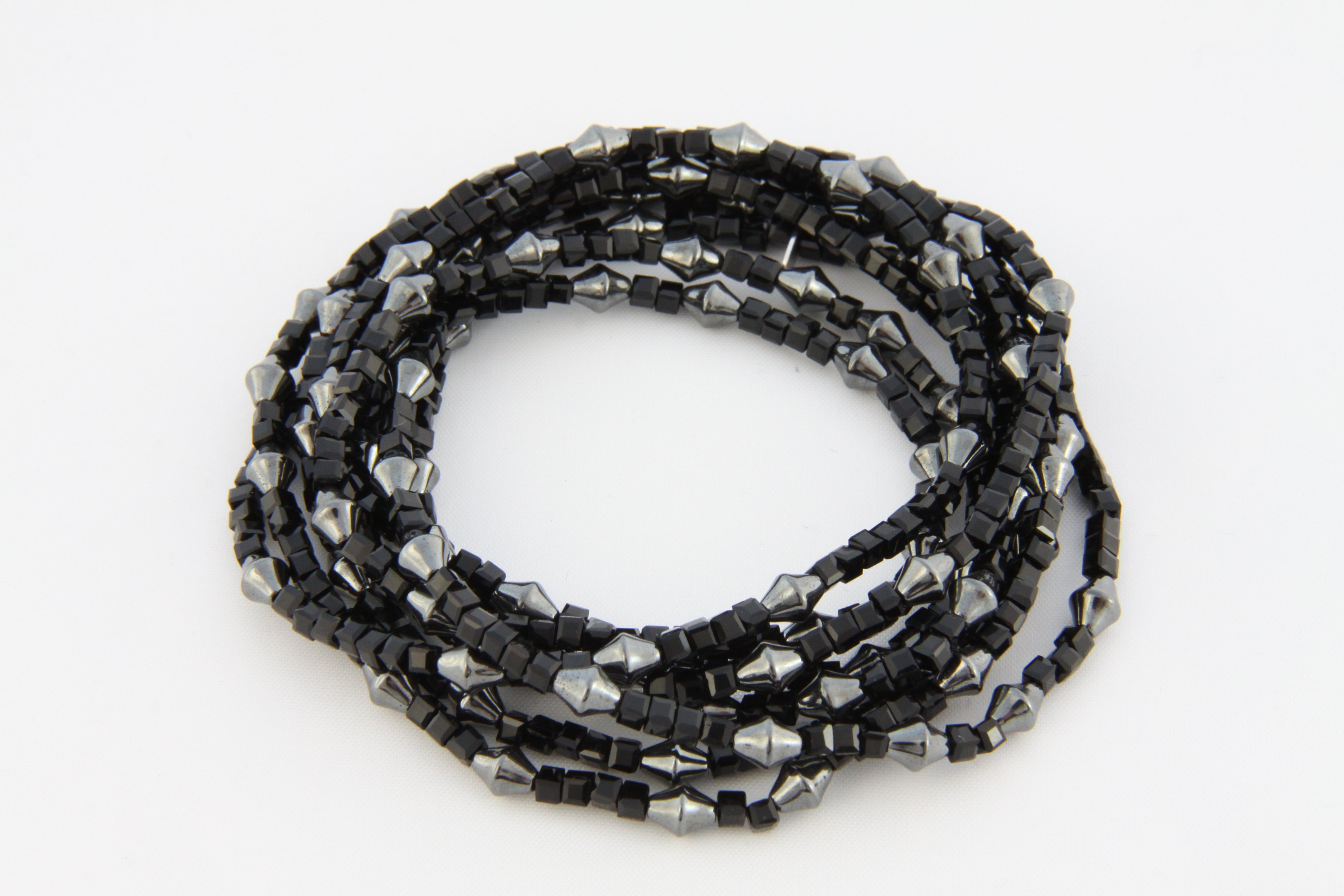 Schwarze Glasperlen und anthrazitfarbener Hämatit