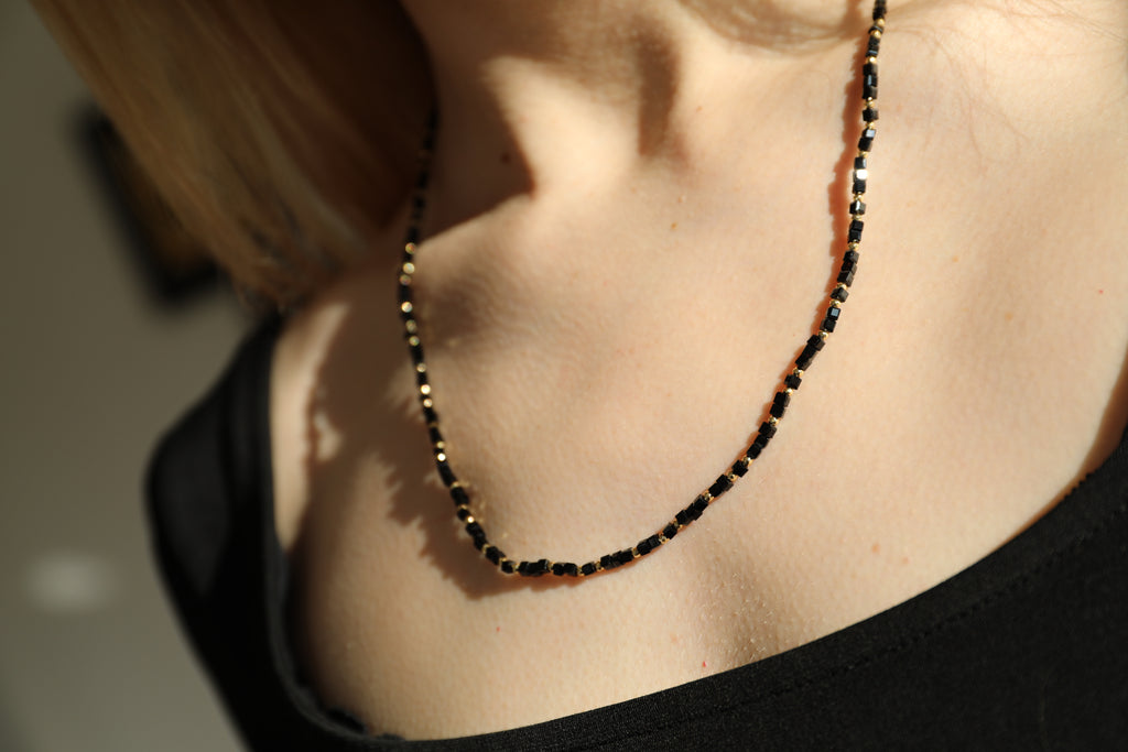 Armband oder Kette Schwarze Glasperlen und goldene Hämatite