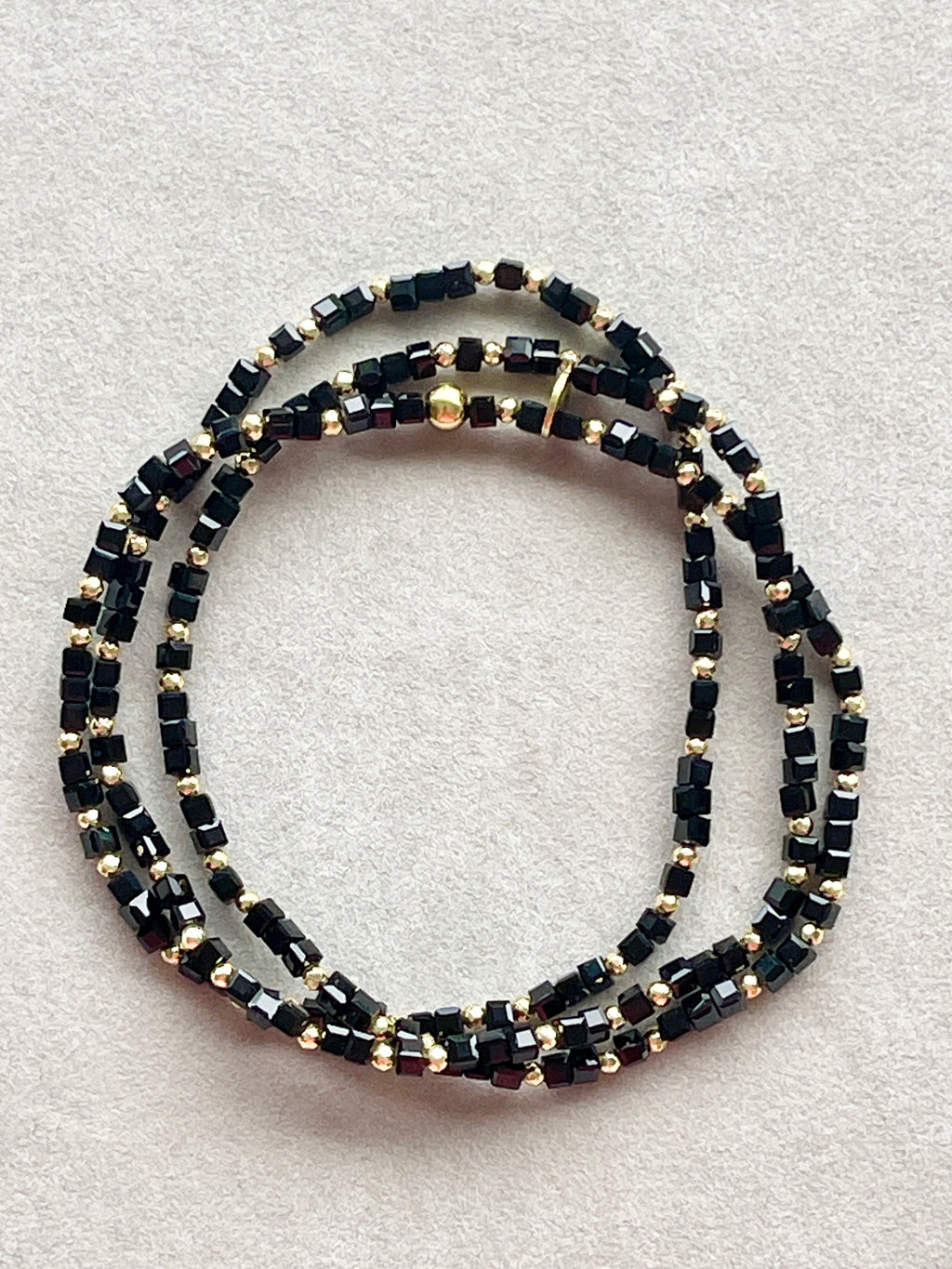 Armband oder Kette Schwarze Glasperlen und goldene Hämatite