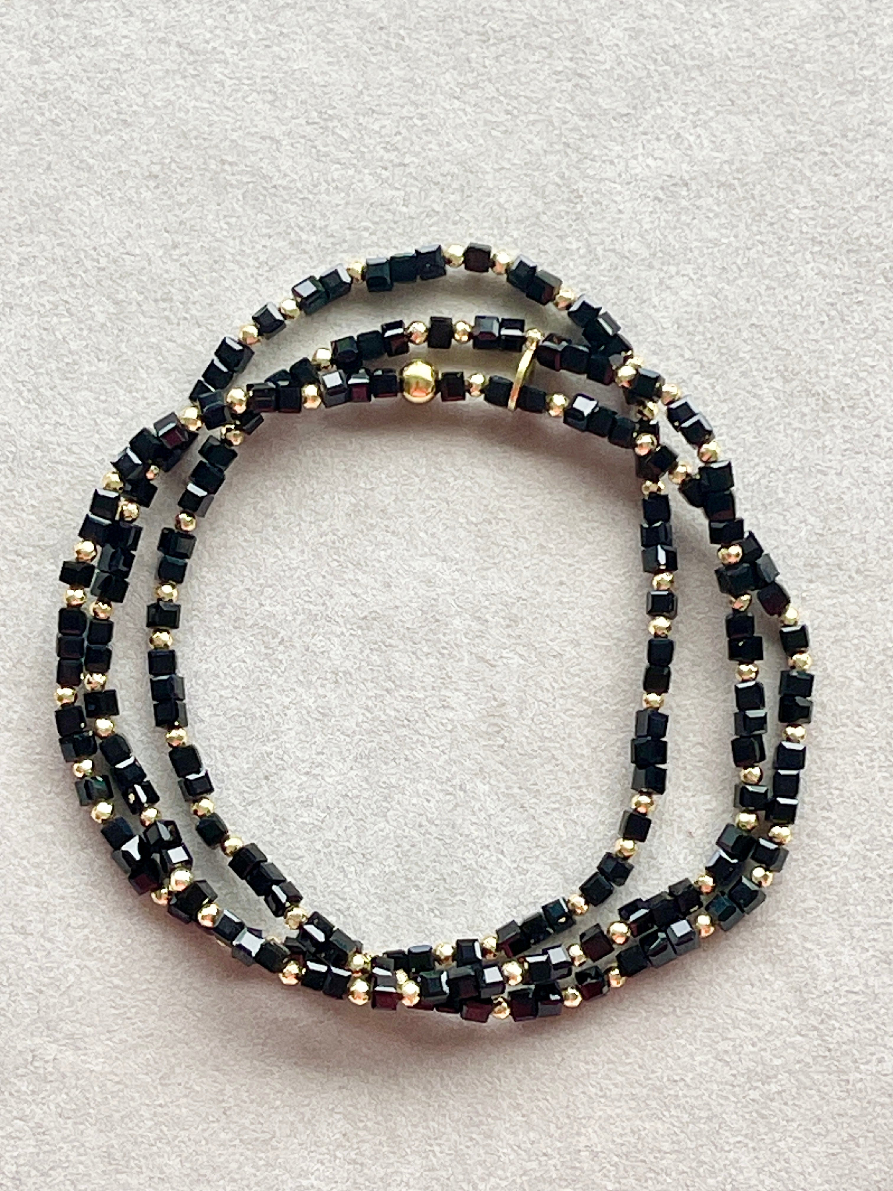 Armband oder Kette Schwarze Glasperlen und goldene Hämatite