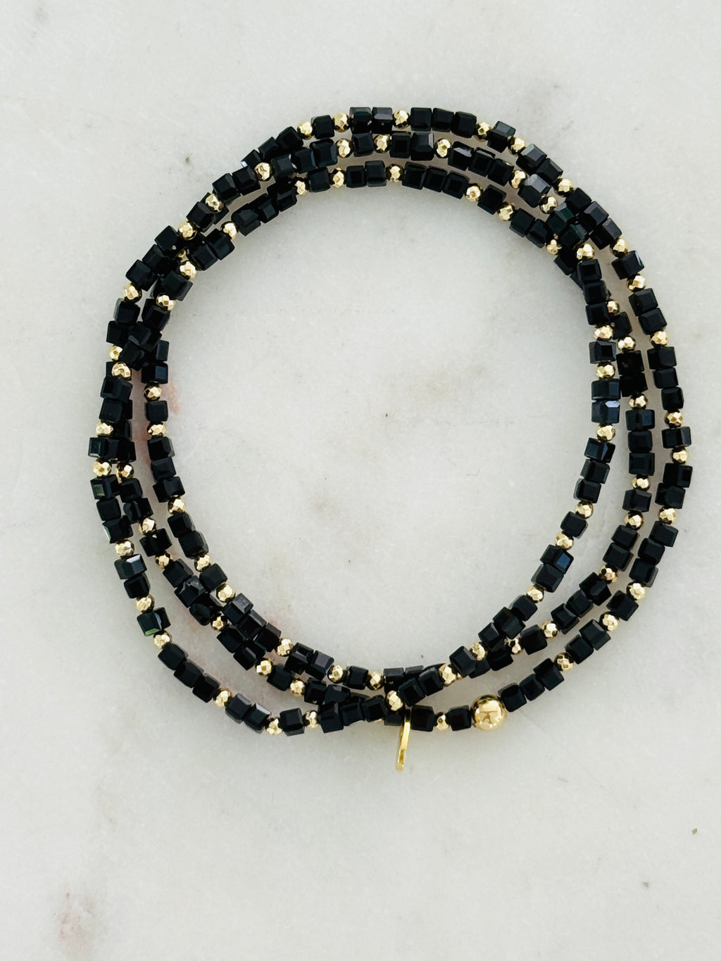 Armband oder Kette Schwarze Glasperlen und goldene Hämatite