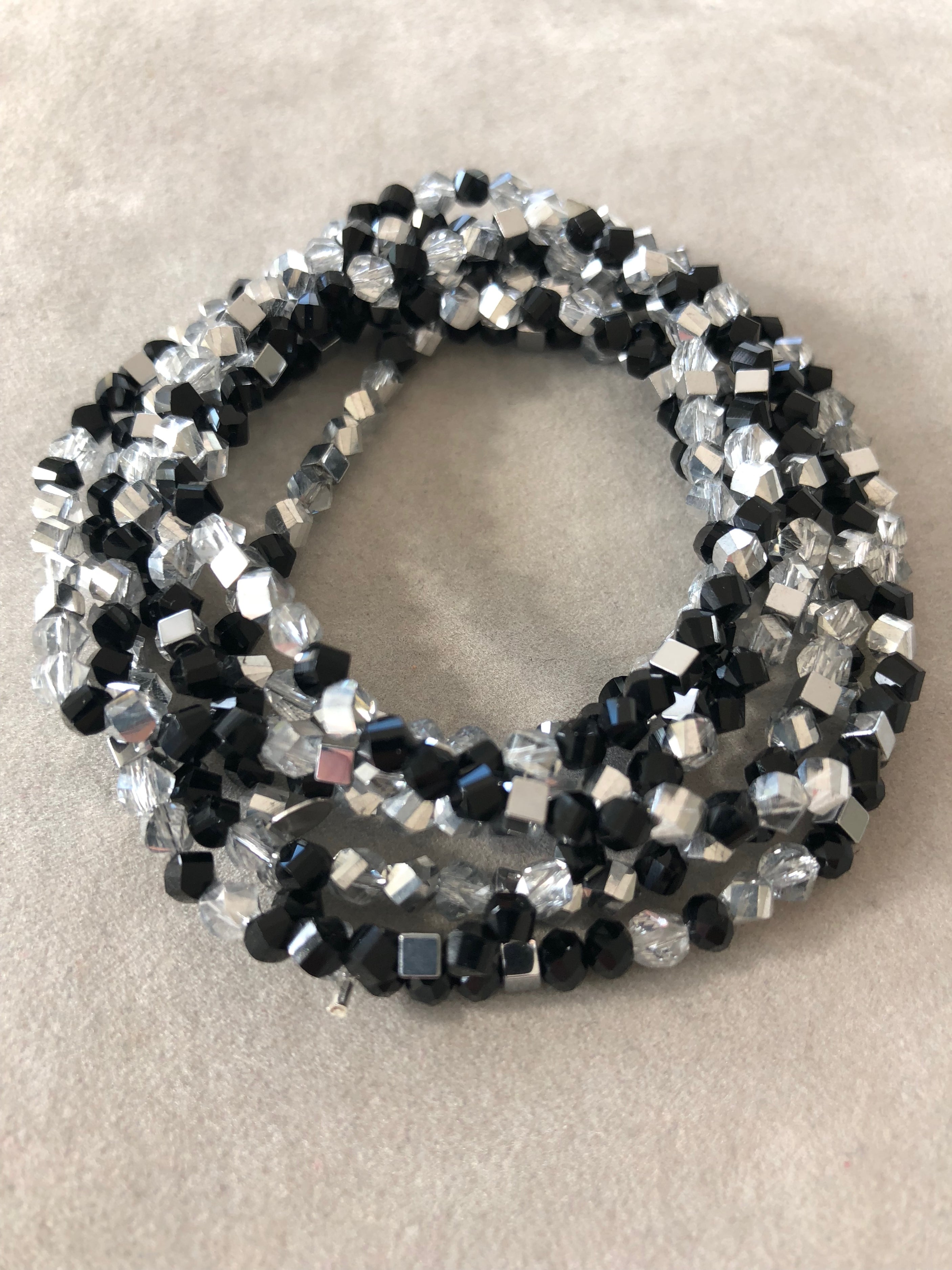 Silber-transparente und schwarze Glasperlen mit silbernen Hämatitwürfeln