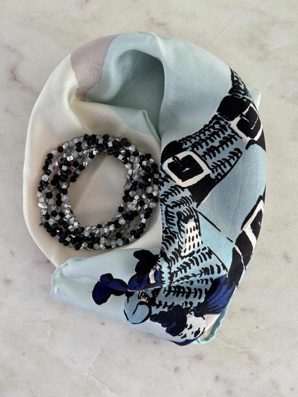 Silber-transparente und schwarze Glasperlen mit silbernen Hämatitwürfeln