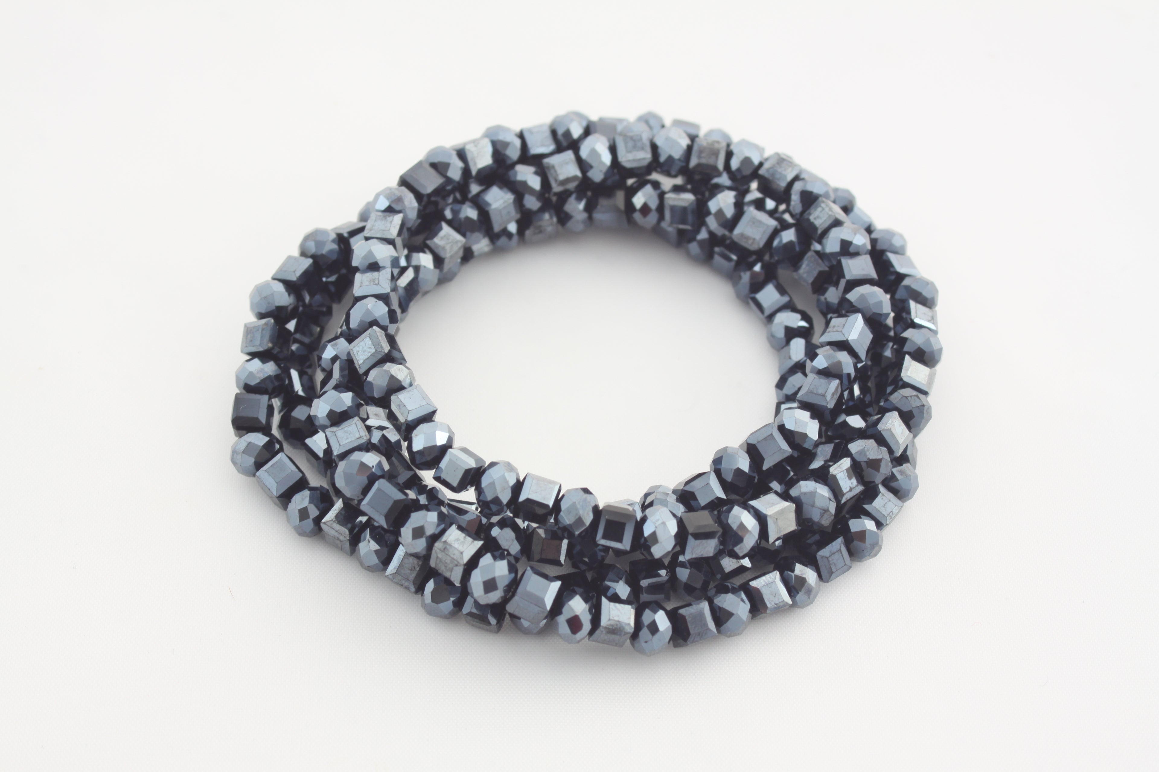 Blauschwarze Glasperlen, verschiedene Formen