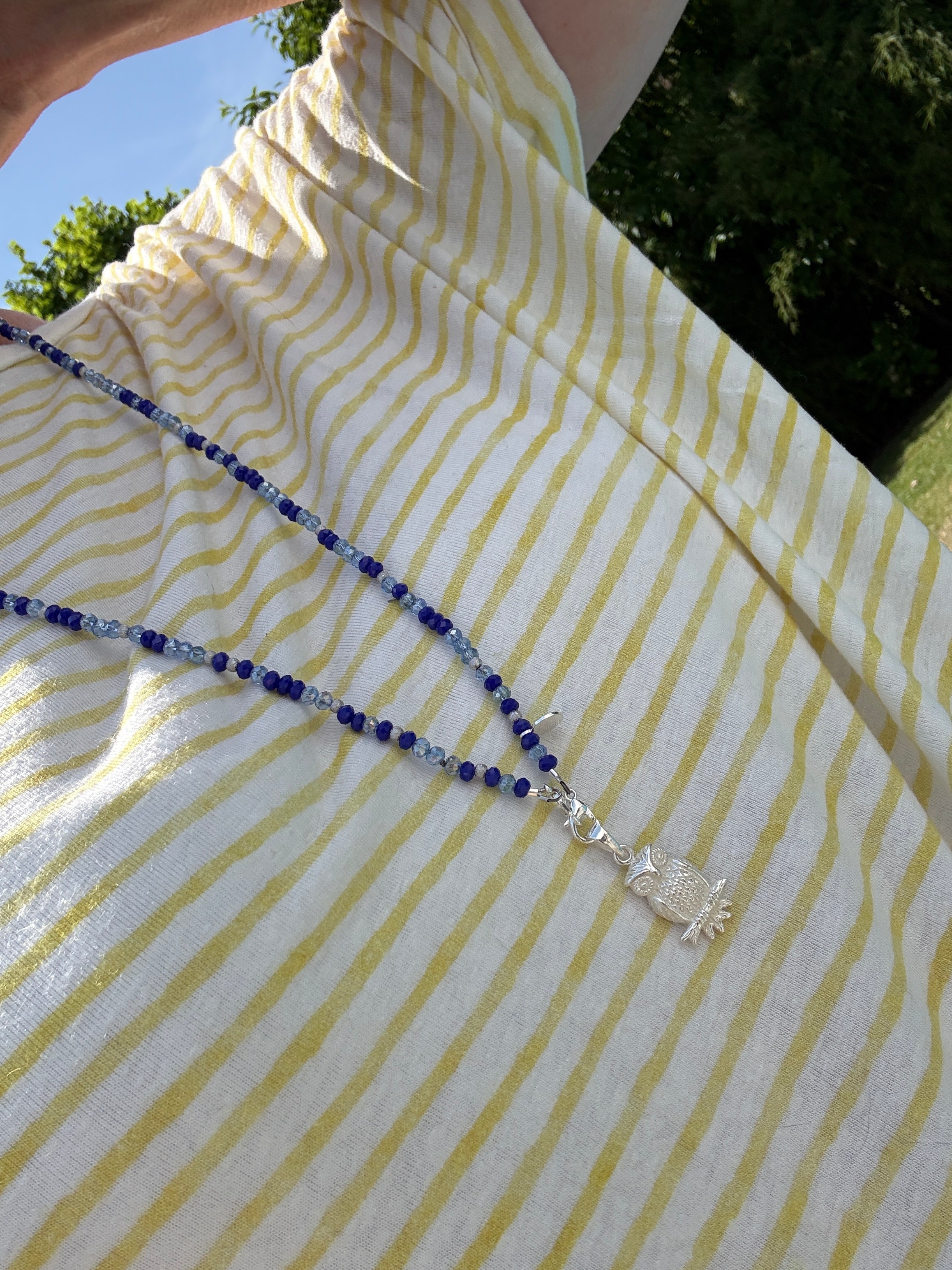 Blaue Glasperlen und matte Silberelemente (925)