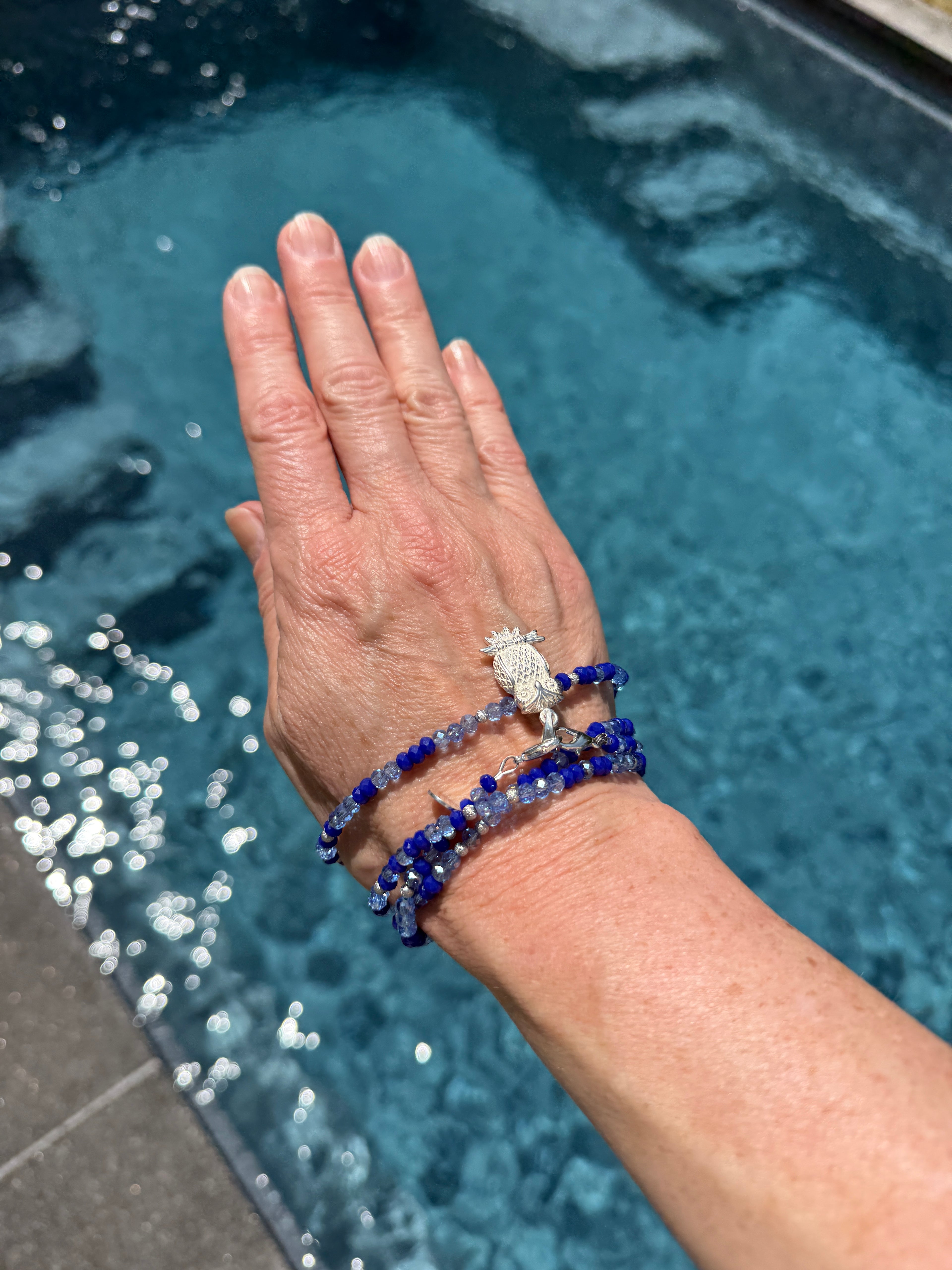 Blaue Glasperlen und matte Silberelemente (925)