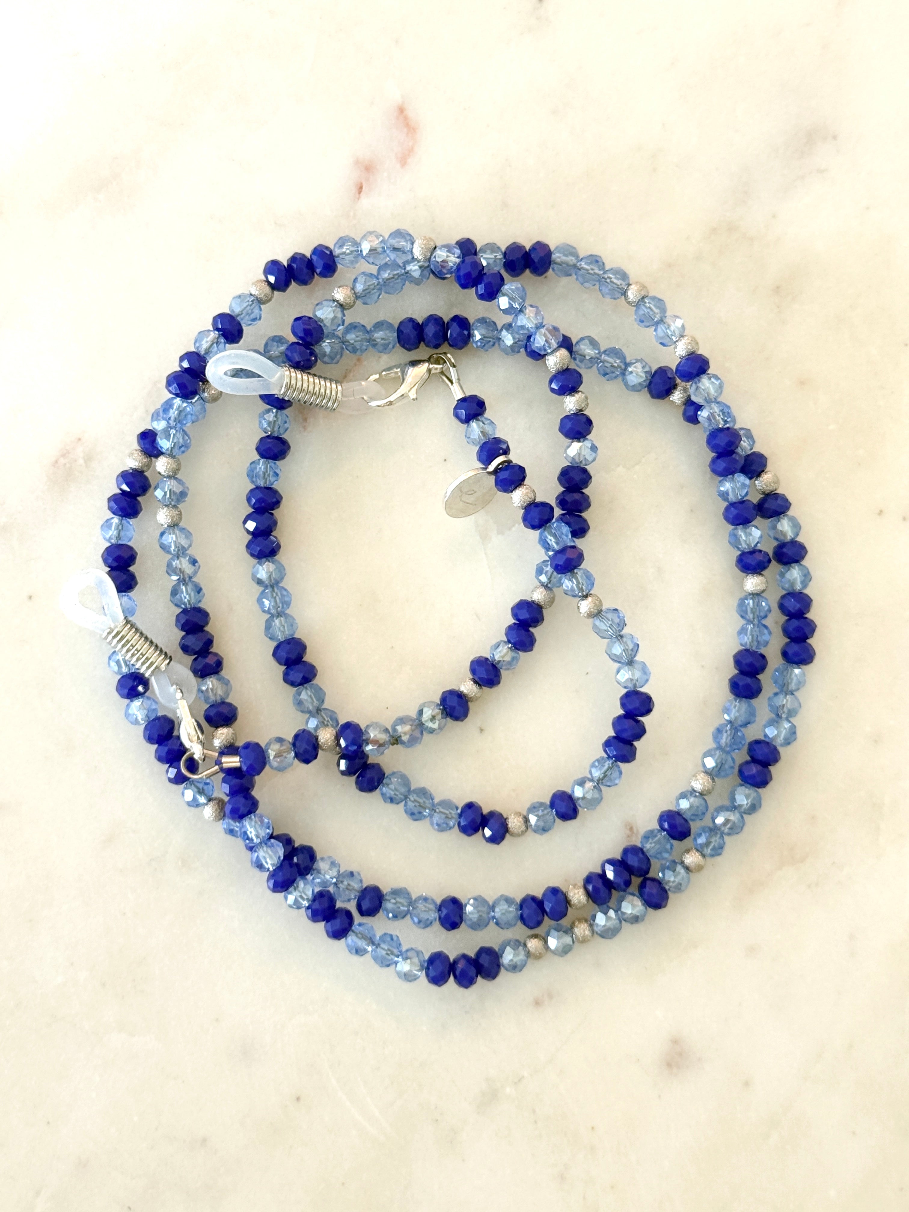 Blaue Glasperlen und matte Silberelemente (925)